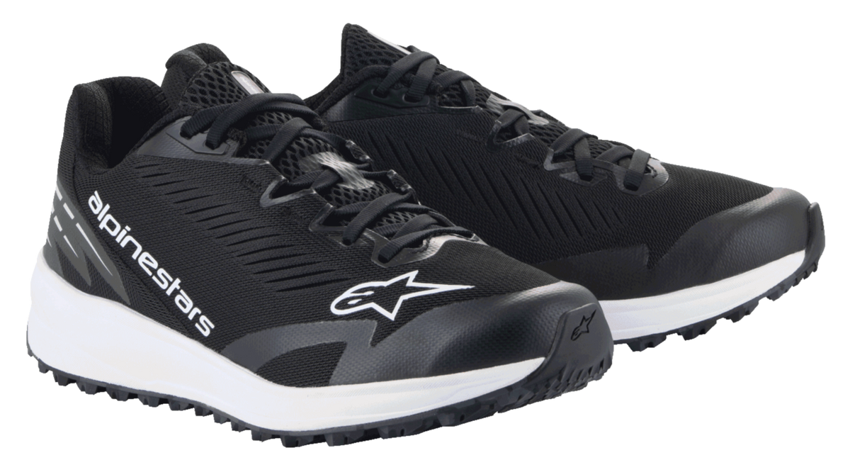 Alpinestars Meta Road V2 schoenen, sportieve schoenen, zwart en wit, ademend bovenwerk van mesh met witte Alpinestars-logo's, dikke witte tussenzool, atletisch ontwerp voor race-team werkkleding