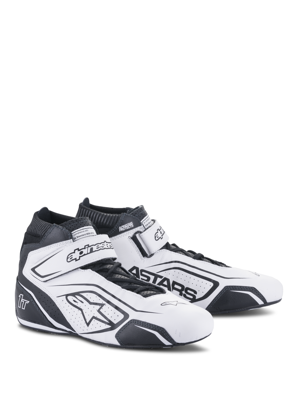 Alpinestars Tech-1 T V3 FIA schoenen, wit-zwarte racingschoenen, professionele motorsportschoenen, FIA-gecertificeerd, hoogleren ontwerp met geperforeerde ventilatie, klittenbandsluiting bij de enkel en opvallende zwarte Astars-branding.