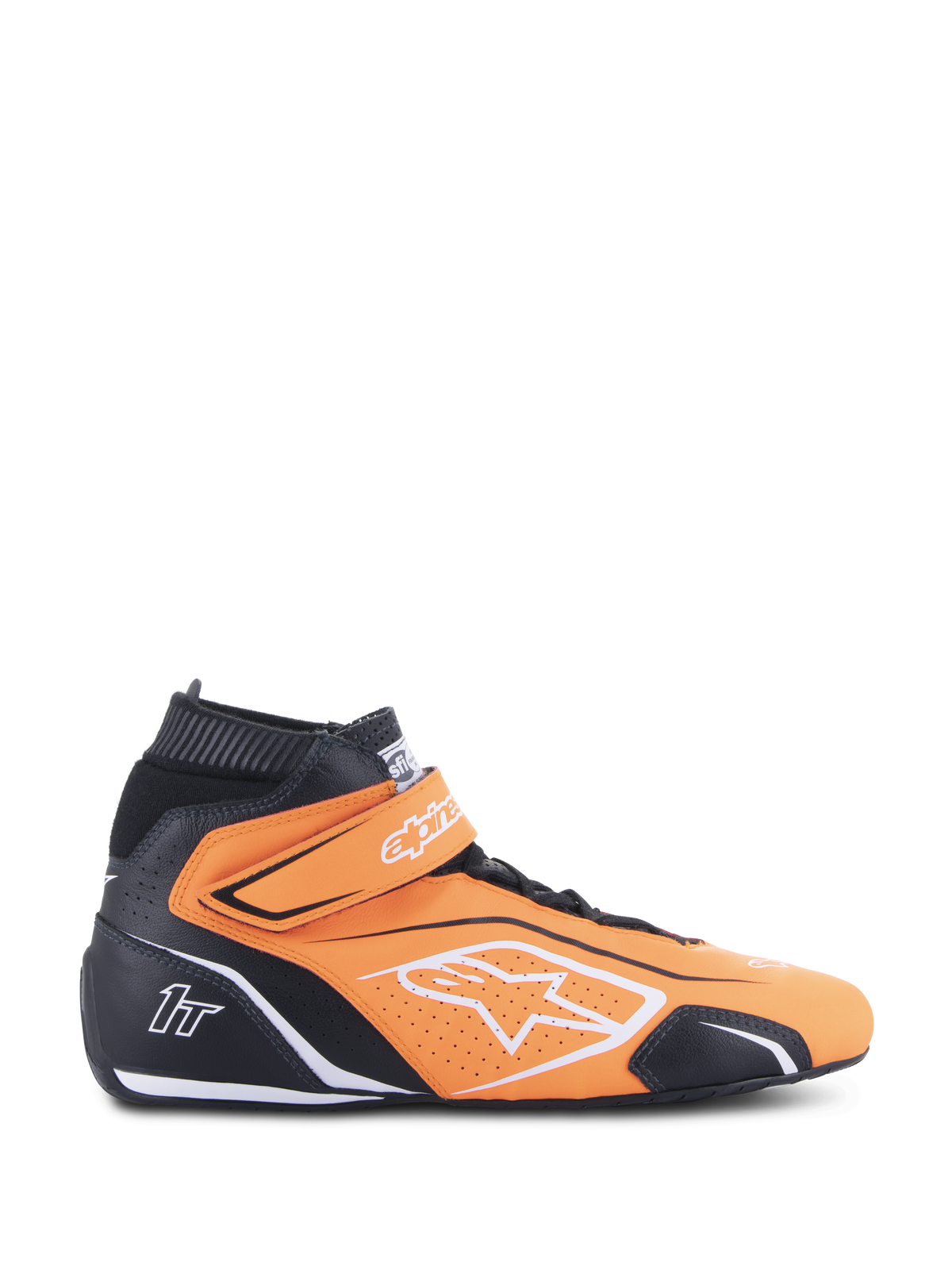 Alpinestars Tech-1 T V3 FIA racingschoenen, neon oranje en zwart, hoge motorsport schoenen met witte accenten en een klittenbandsluiting bij de enkel, geperforeerd leer voor ademend vermogen, zijaanzicht van professionele autorace-uitrusting.