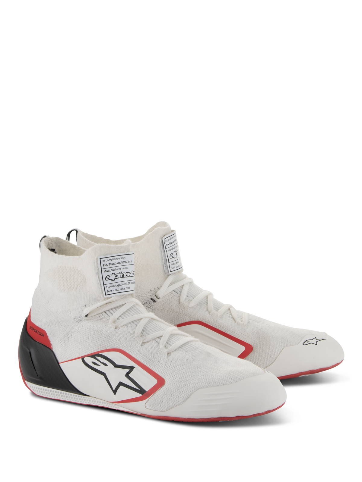 Alpinestars Supertech schoenen, autosport raceschoenen, wit, rood en zwart, voorzien van een volledig gebreid bovenwerk, zwarte carbon hielkap en rode accenten op de zool en het logo, professionele motorsport schoenen met FIA/SFI-certificeringslabels op de tong.