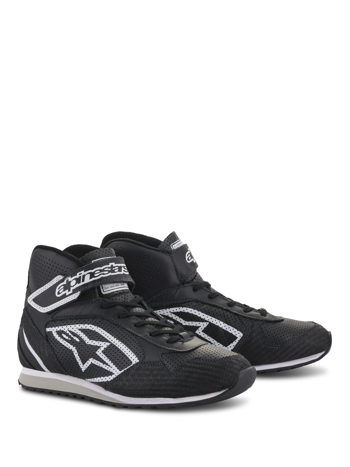 Alpinestars Radar schoenen, professioneel schoeisel voor pit-crews, zwart en wit, leren constructie met geperforeerde koelzones, wit Astars-logo op de zijkant en verstelbare enkelband met branding, duurzame rubberen zool voor gebruik in de garage