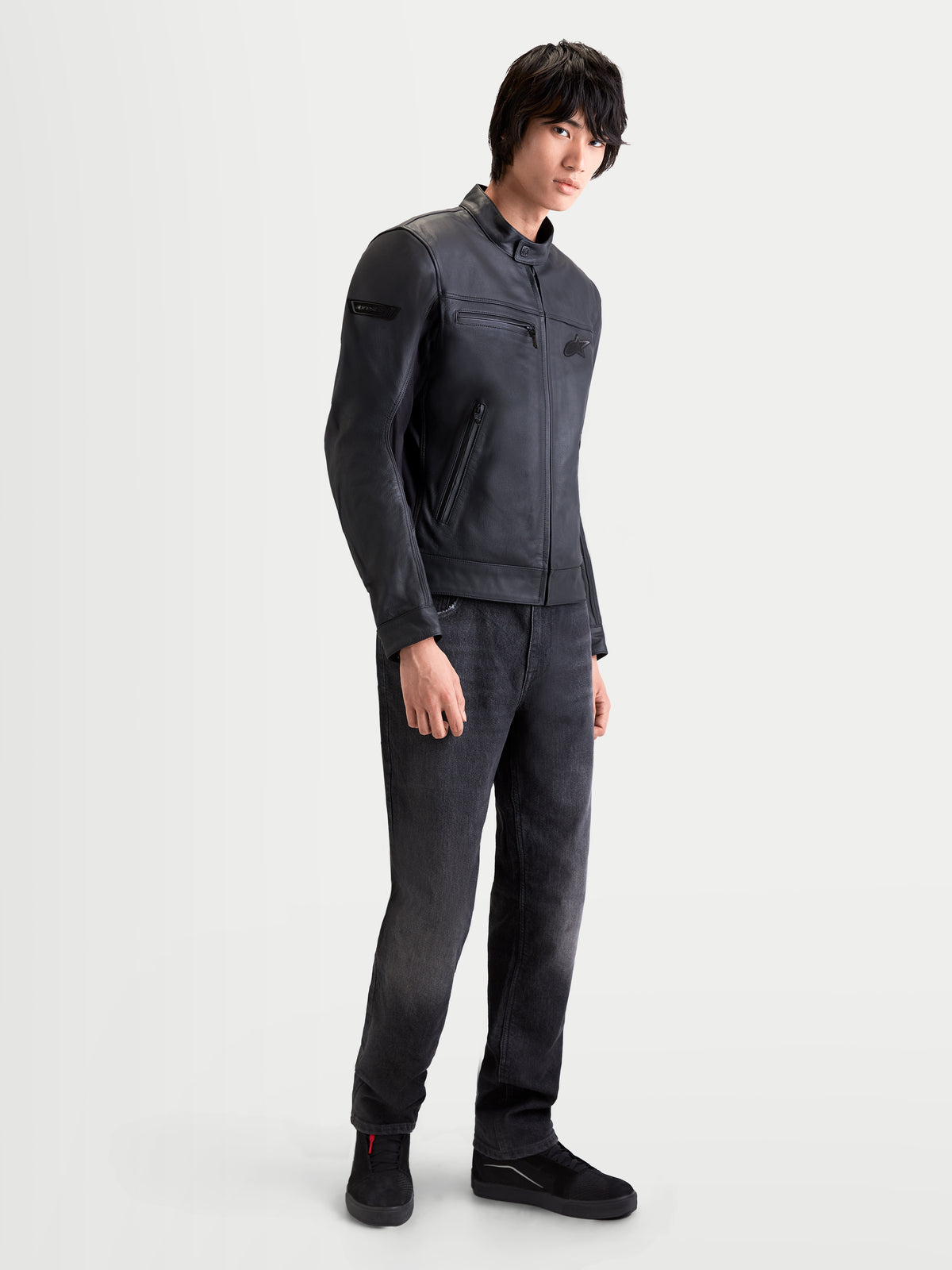 Alpinestars Maver X leren motorjas, heren urban motorjas in zwart, zijaanzicht gedragen door een model met premium rundleren constructie en opstaande kraag