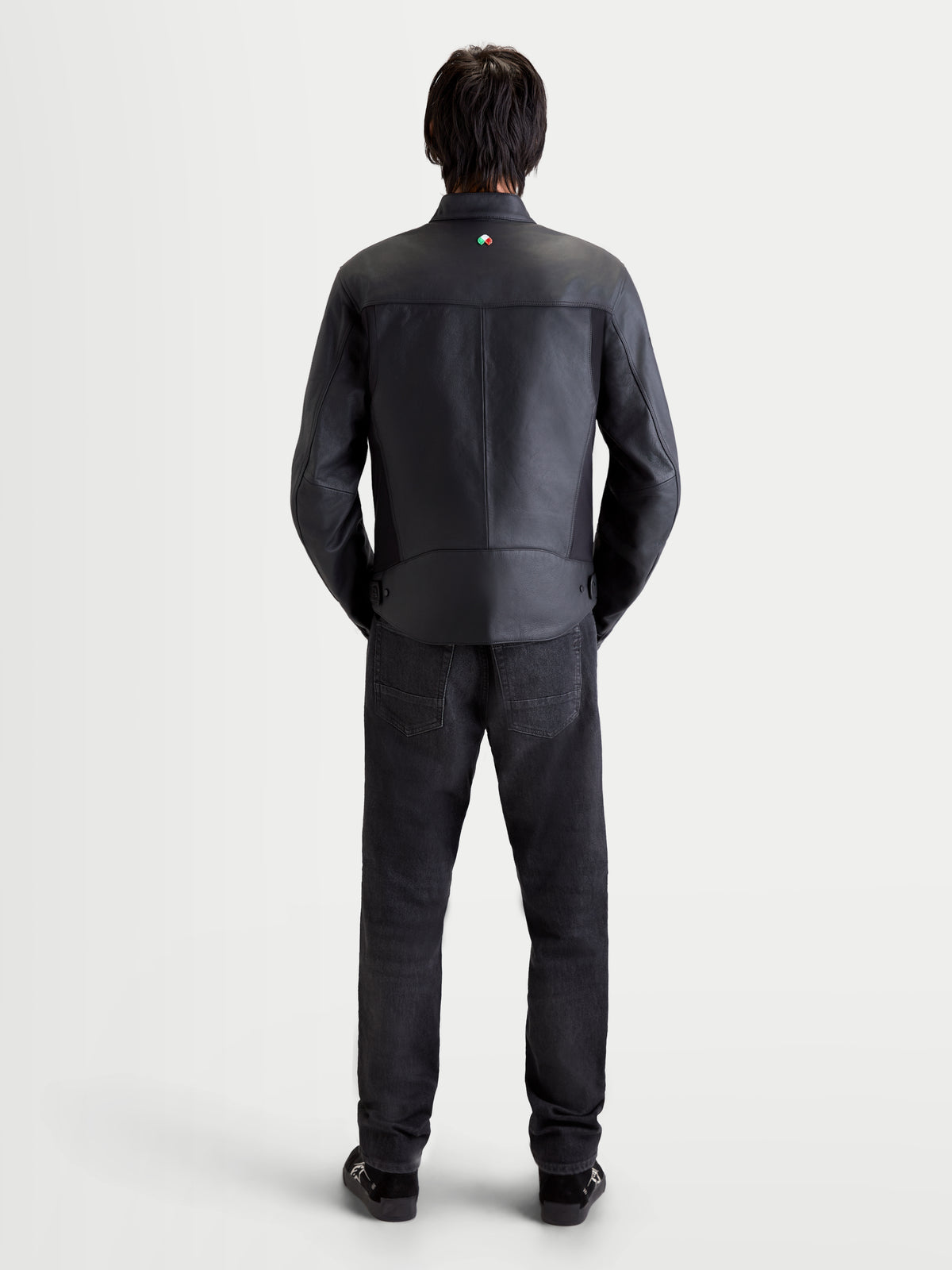 Alpinestars Maver X leren jas, urban motorjas voor heren in zwart, achteraanzicht op model met donkere jeans, premium lederen constructie en kraagdetail