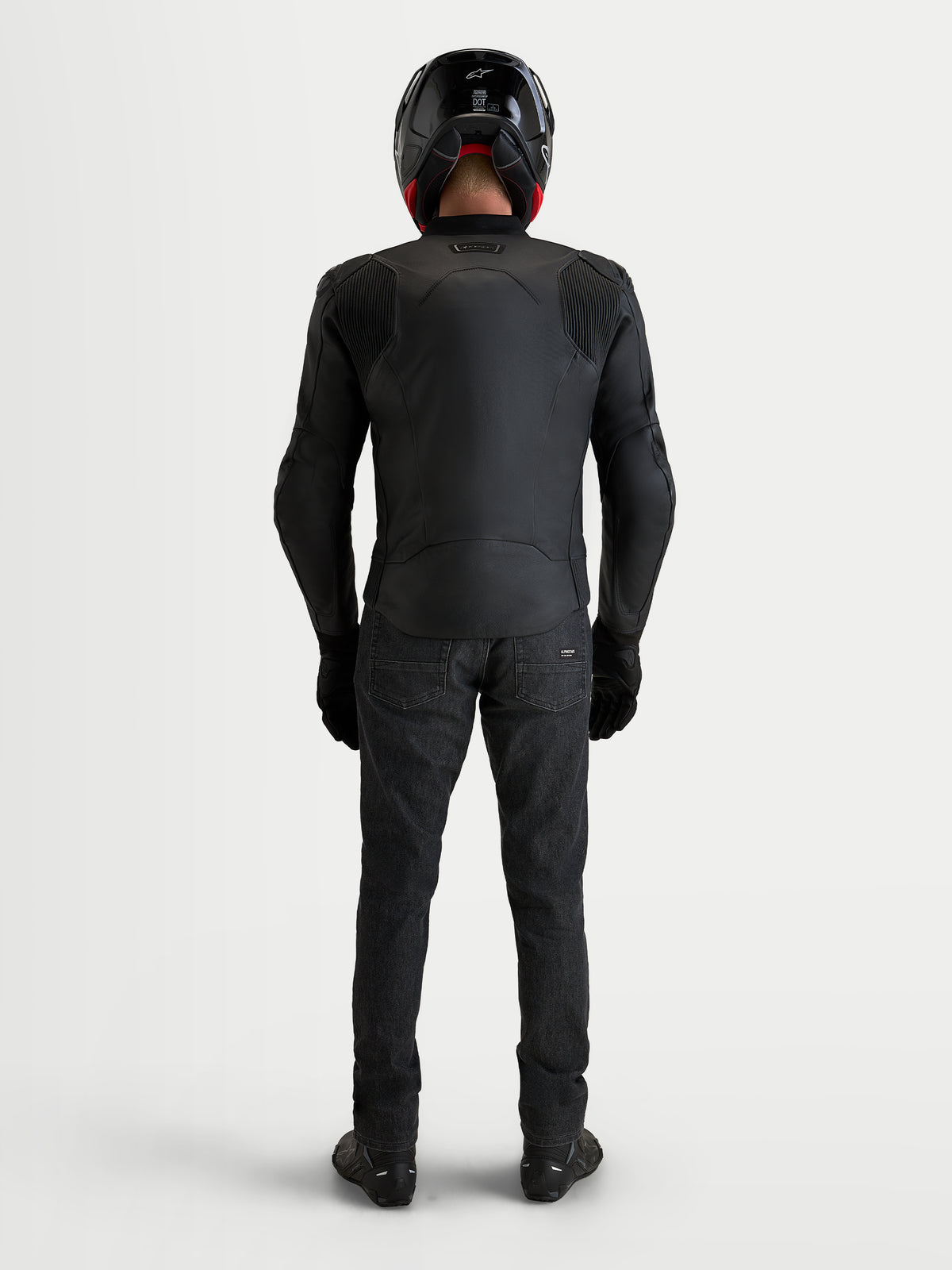 Alpinestars Caliber V 2 leren jas, heren motorjas, zwart, achteraanzicht op model met accordeon stretchpanelen en sportieve pasvorm