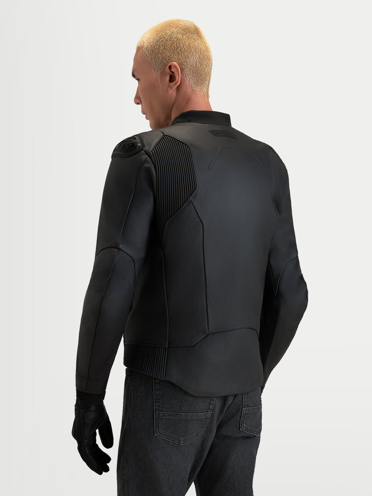Alpinestars Caliber V2 leren jas, heren motorjas van zwart leer, achteraanzicht met accordeon stretchpanelen en DFS-schouderbescherming