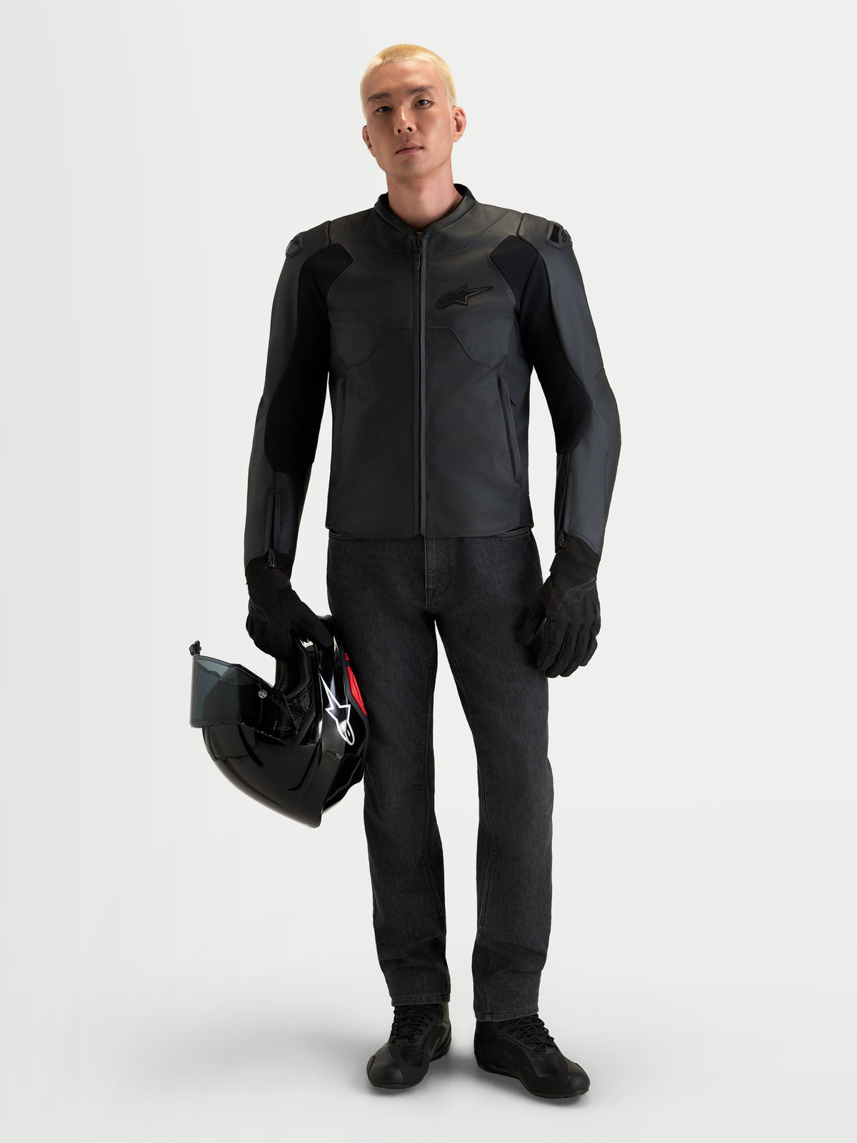 Alpinestars Caliber V 2 leren jas, heren motorjas, AA-gecertificeerde bescherming, zwart rundleder, gedragen door een mannelijk model met een zwarte helm