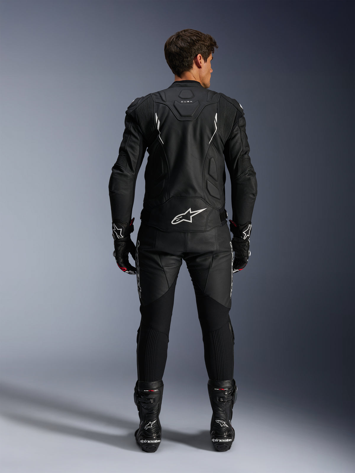 Alpinestars Dusk leren jas en Missile V3 leren broek, heren leren pak, zwart en wit, premium leer, achteraanzicht.