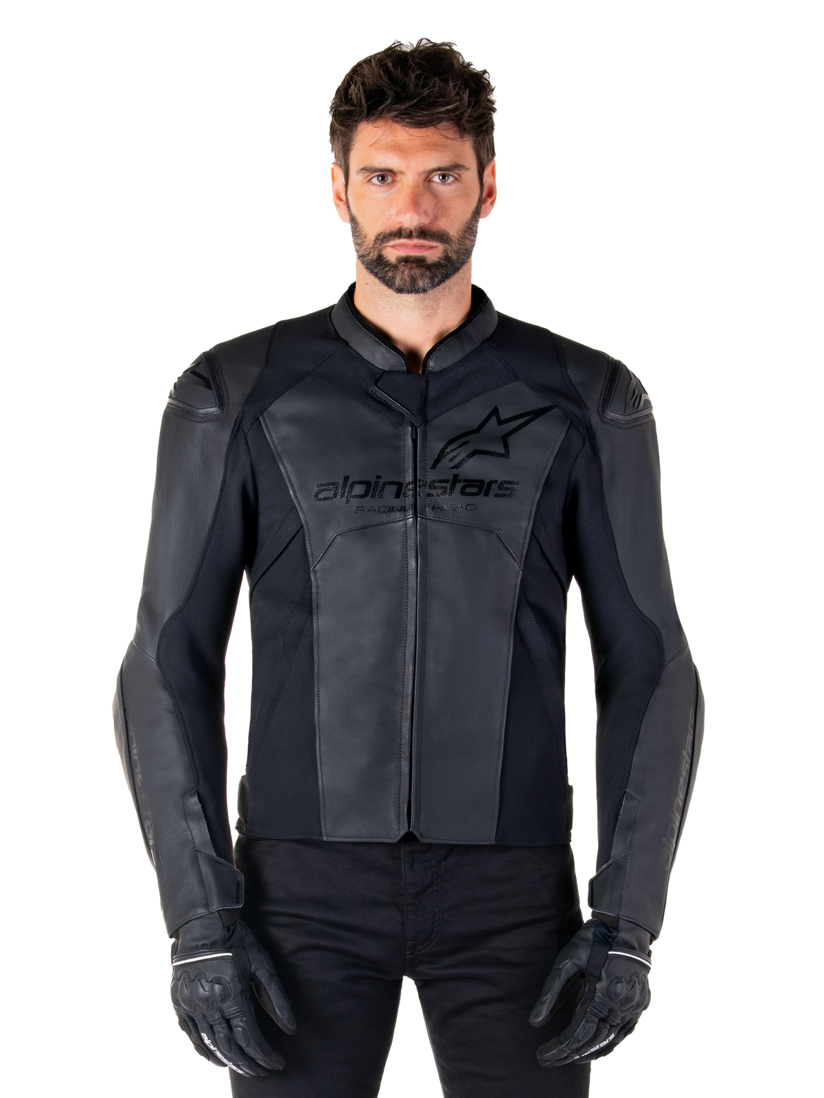 Alpinestars Faster V3 leren jas, zwarte motorjas, hoogwaardig leer met HRSF-stretchpanelen, slanke sportieve pasvorm, versterkte schouders met protectoren, gedragen met zwarte handschoenen, professionele uitrusting voor rijden op de weg