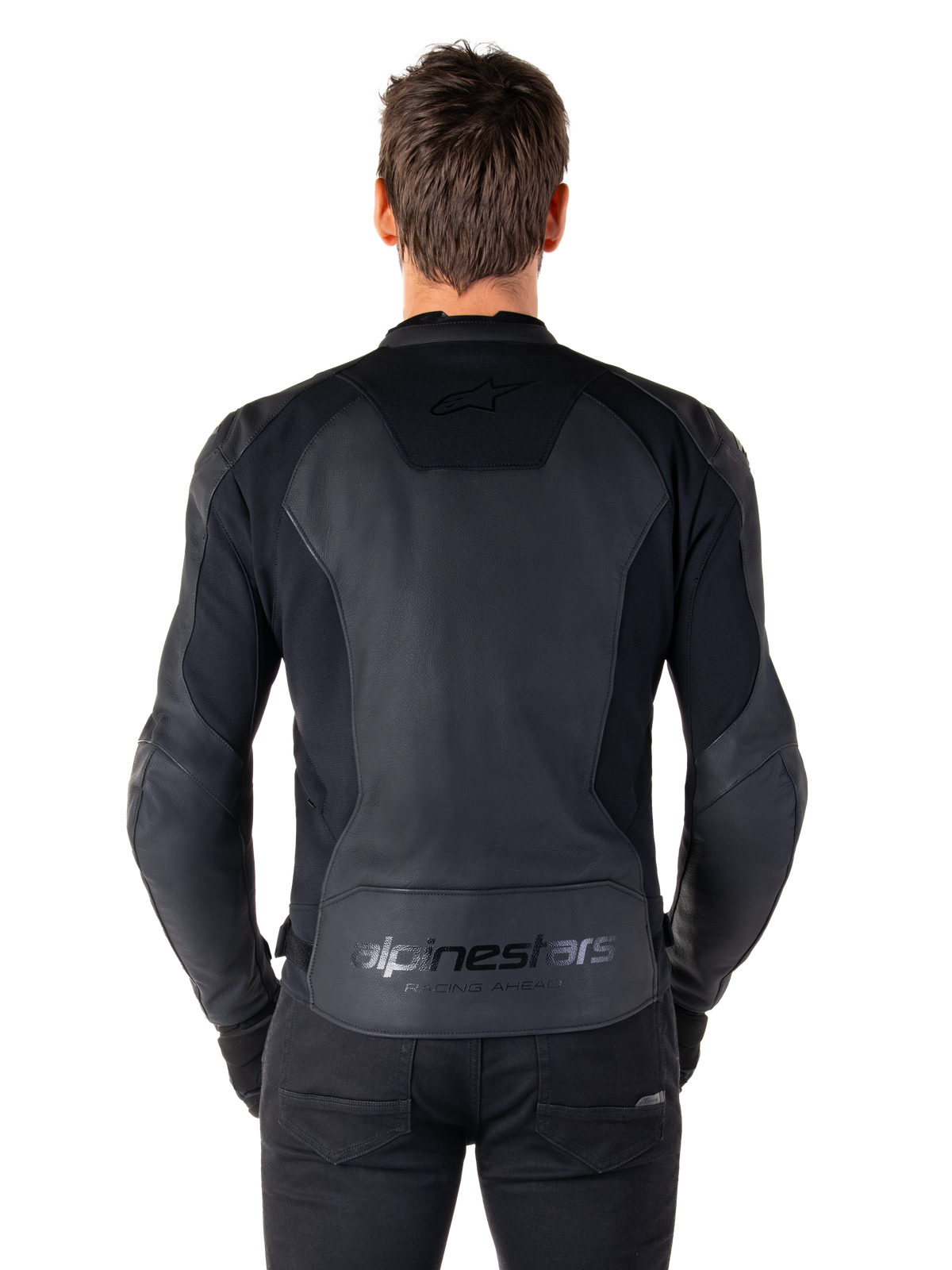 Achteraanzicht van een man die de Alpinestars Faster V3 Leren Jas in Black Black draagt, met premium lederen panelen en flexibele stretch-inzetten, subtiele 'alpinestars' en 'RACING AHEAD' branding op de onderrug, atletische sportpasvorm voor motorrijden.