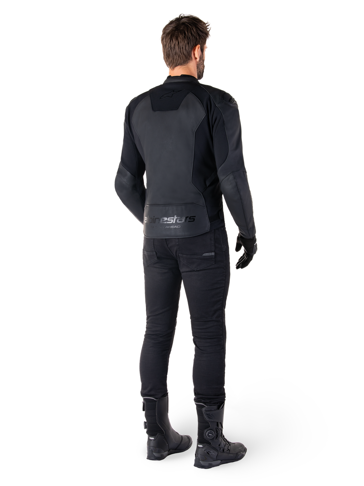 Alpinestars Faster V3 Leren Jas, Black Black, achteraanzicht van een rijder, met premium leren panelen en Alpinestars-branding in reliëf, gecombineerd met een zwarte motorbroek en laarzen voor een complete sportieve motorlook.