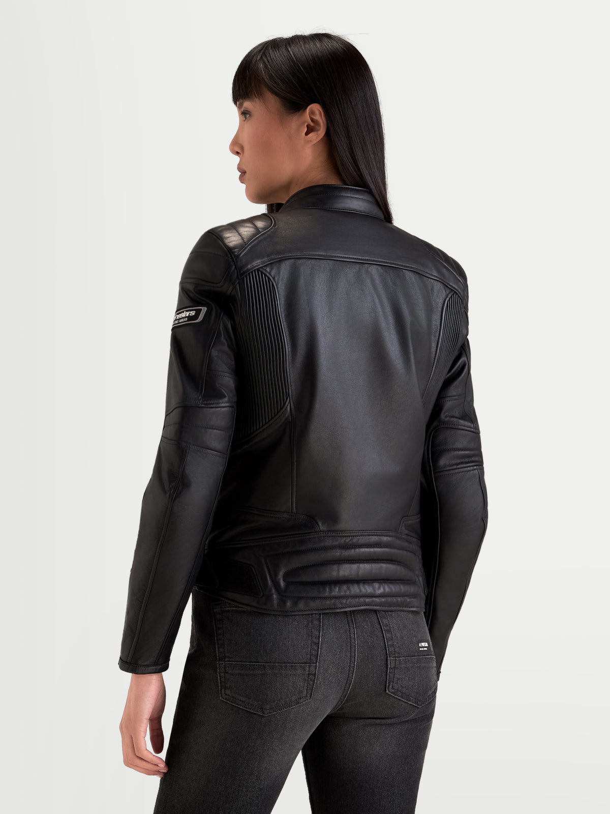 Alpinestars Revea Vrouwen leren motorjas, stedelijke motorjas voor dames in zwart, achteraanzicht met premium rundleer en schouderbescherming op model
