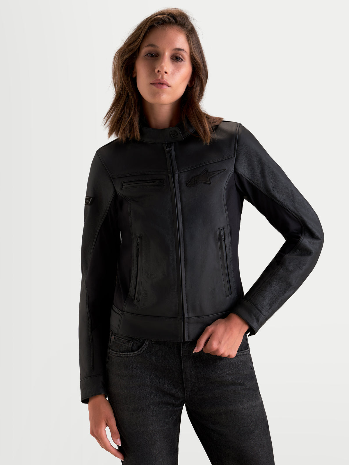 Alpinestars Stella Maver-X leren jas, dames urban motorjas in zwart, vooraanzicht op model in premium rundleer met stretchinzetstukken en beschermende kenmerken