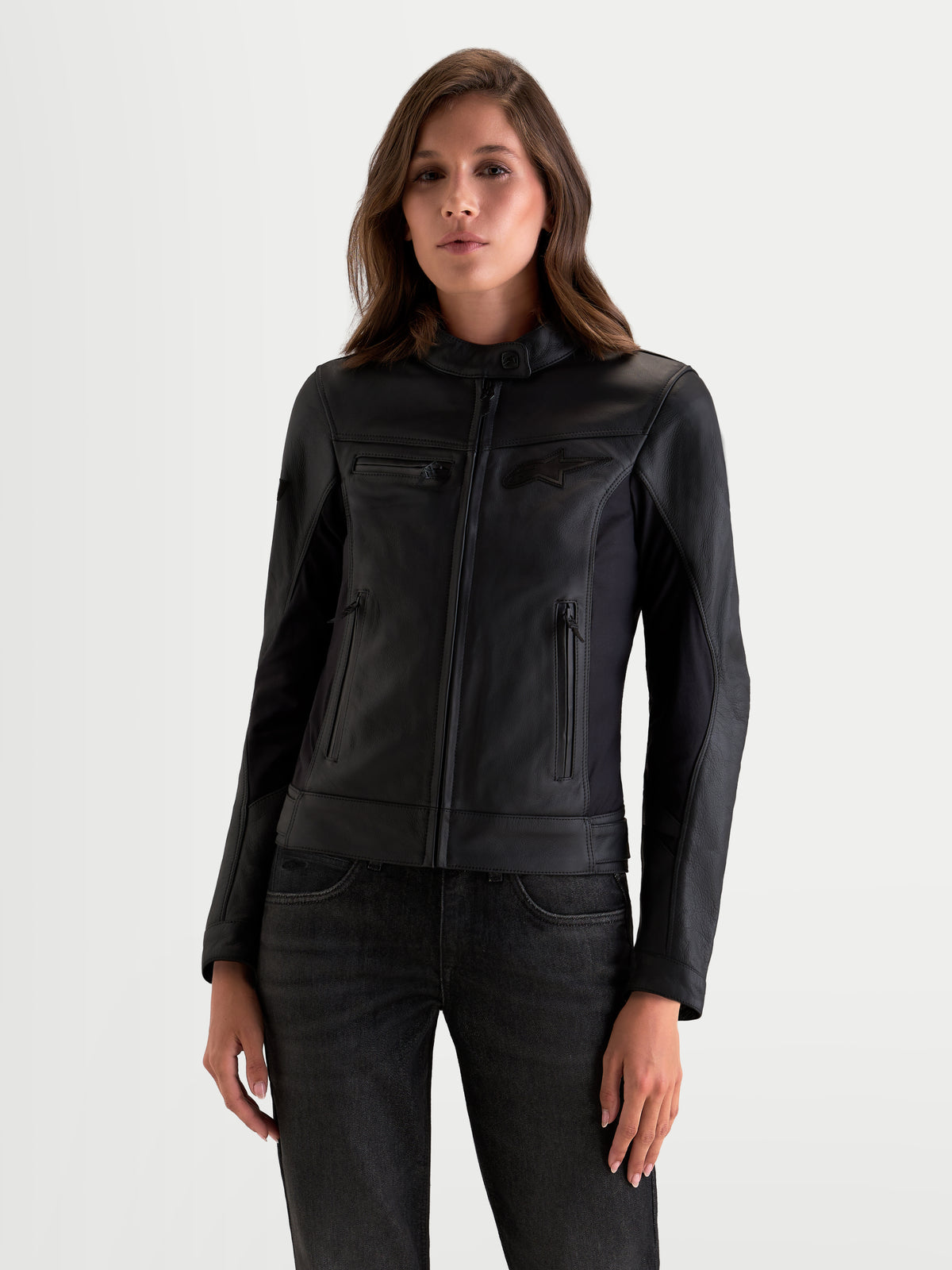 Alpinestars Stella Maver X leren jas, dames urban motorjas in zwart, vooraanzicht gedragen door een model met premium zachte lederen constructie en biker-kraag