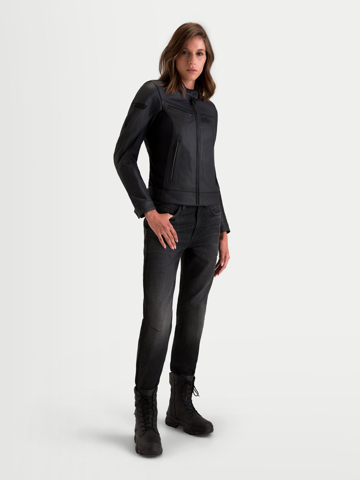 Alpinestars Stella Maver X leren motorjas, dames urban motorjas in zwart van zacht rundleer met beschermende stijling, gedragen door een model