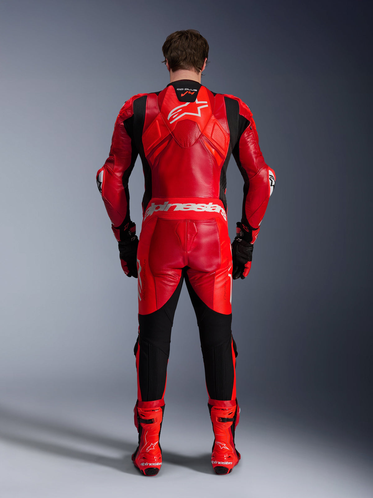 Alpinestars GP Plus V4 Sprint eendelig leren pak, rood en zwart racepak met aero-bult, achteraanzicht.