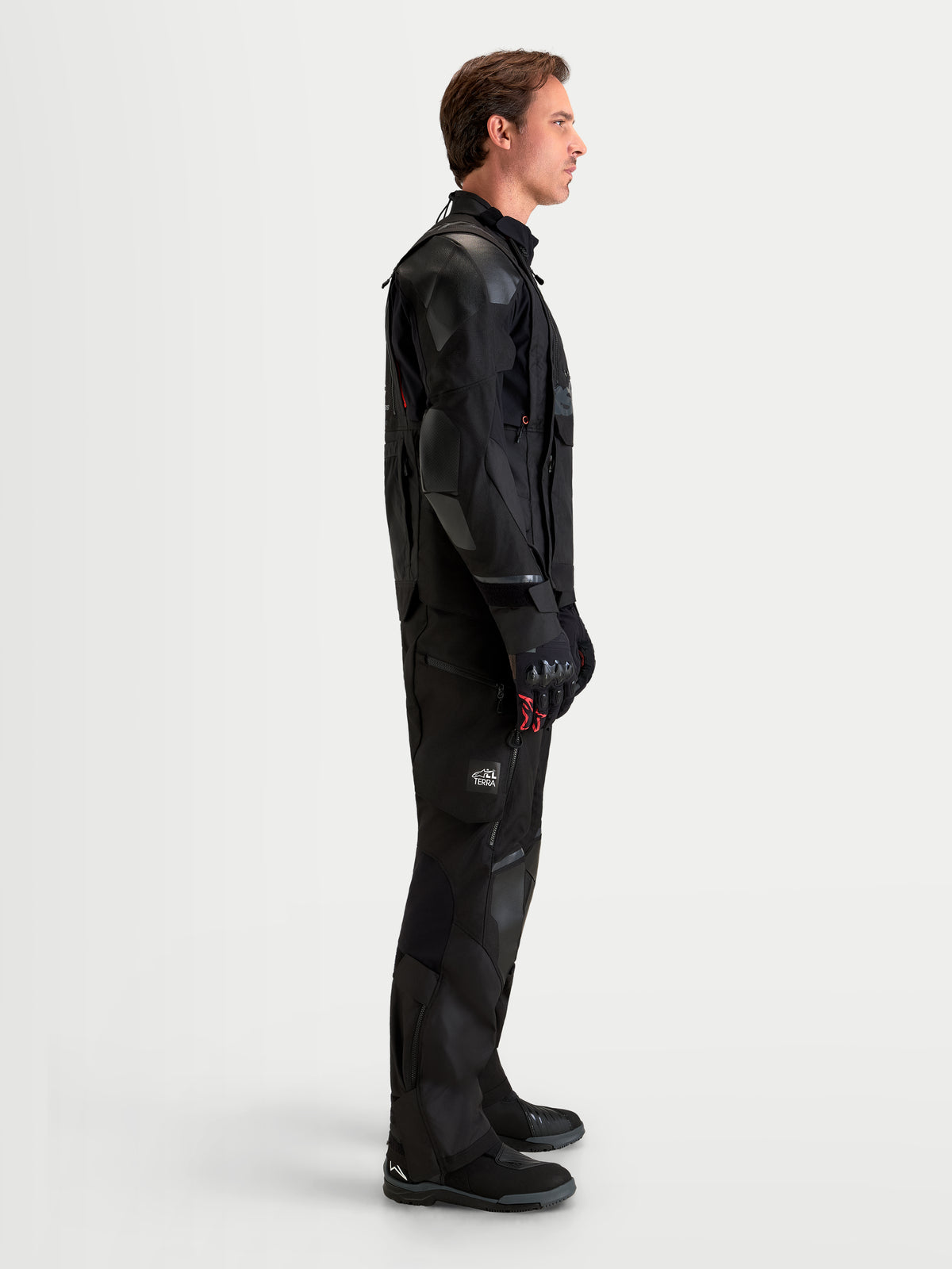 Alpinestars Harok V2 Drystar jas, zwarte adventure-motorjas, herenmodel getoond in profielweergave met CE-gecertificeerde bescherming en modulaire ventilatie