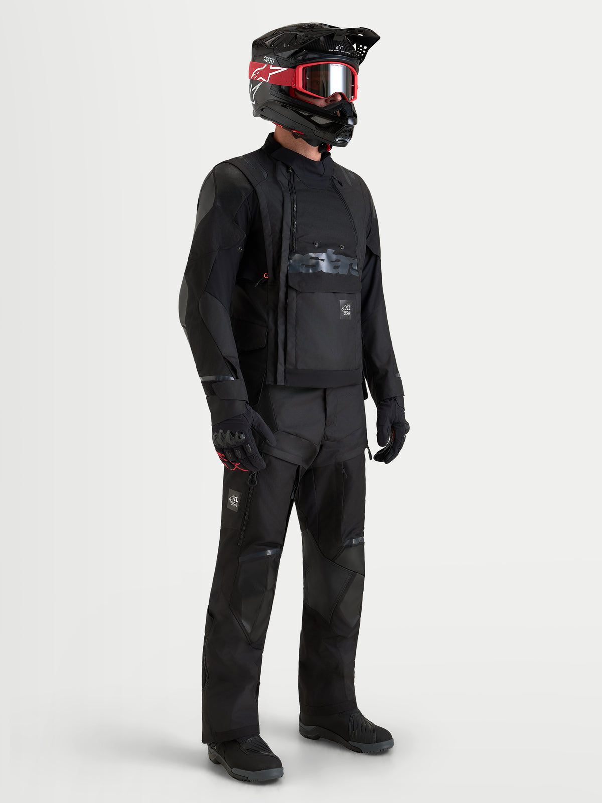 Alpinestars Harok V 2 Drystar jas, avontuurlijke motorjas voor heren in zwart, gedragen met bijpassende zwarte motorbroek, helm en veiligheidsbril, met CE-gecertificeerde bescherming en waterdichte constructie.