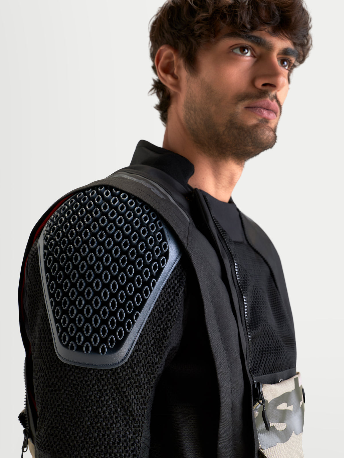 Alpinestars Harok V2 Drystar jas, heren-avontuurmotorjas in aluminium, bruin en zwart, close-up van geïntegreerde Nucleon Flex Pro CE Level 2 schouderbescherming en modulair mesh-ventilatiechassis