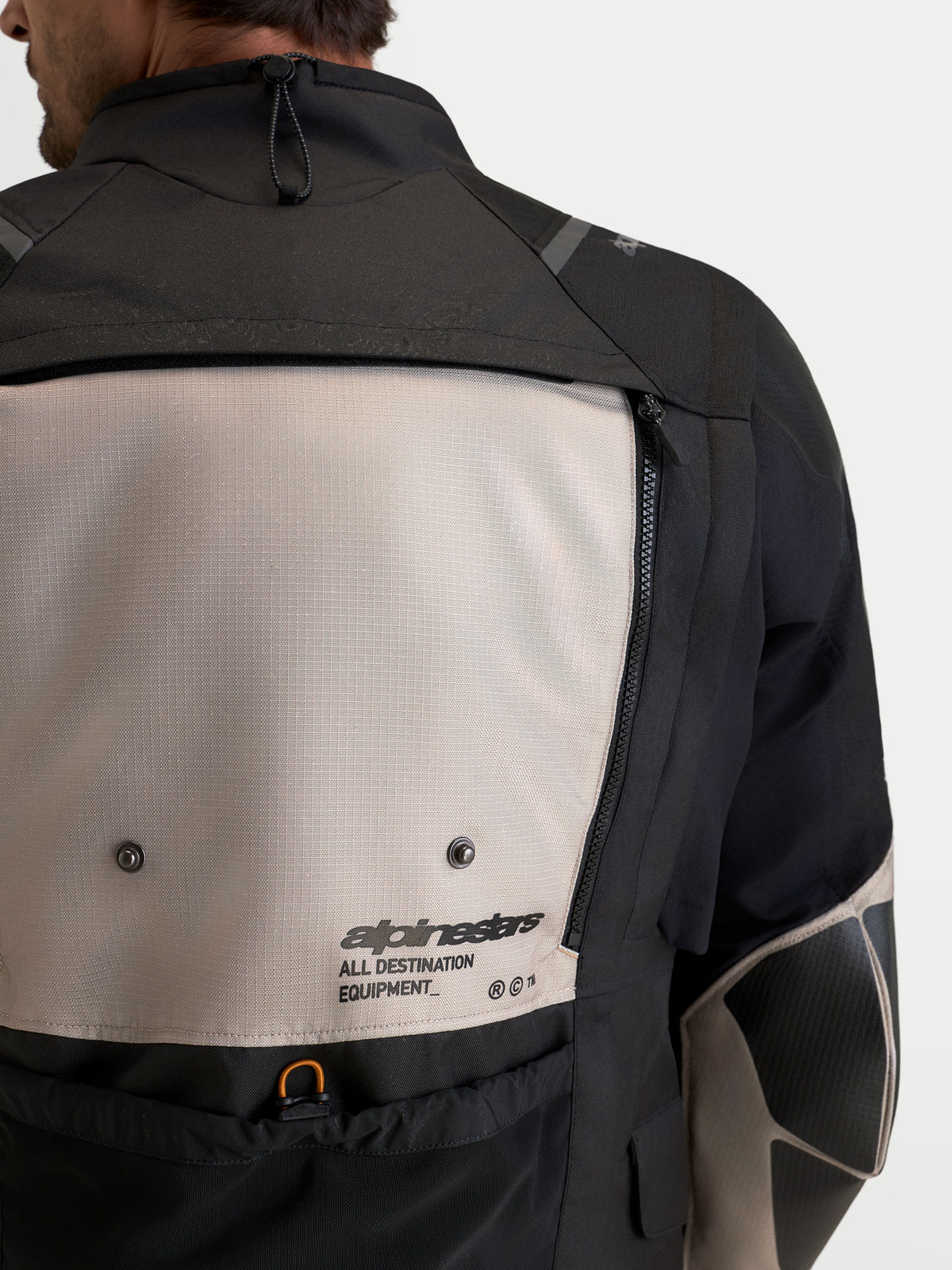 Alpinestars Harok V2 Drystar jas, heren adventure-motorjas, achteraanzicht met aluminiumkleurig en zwart modulair ventilatiepaneel, ripstop constructie en Alpinestars branding
