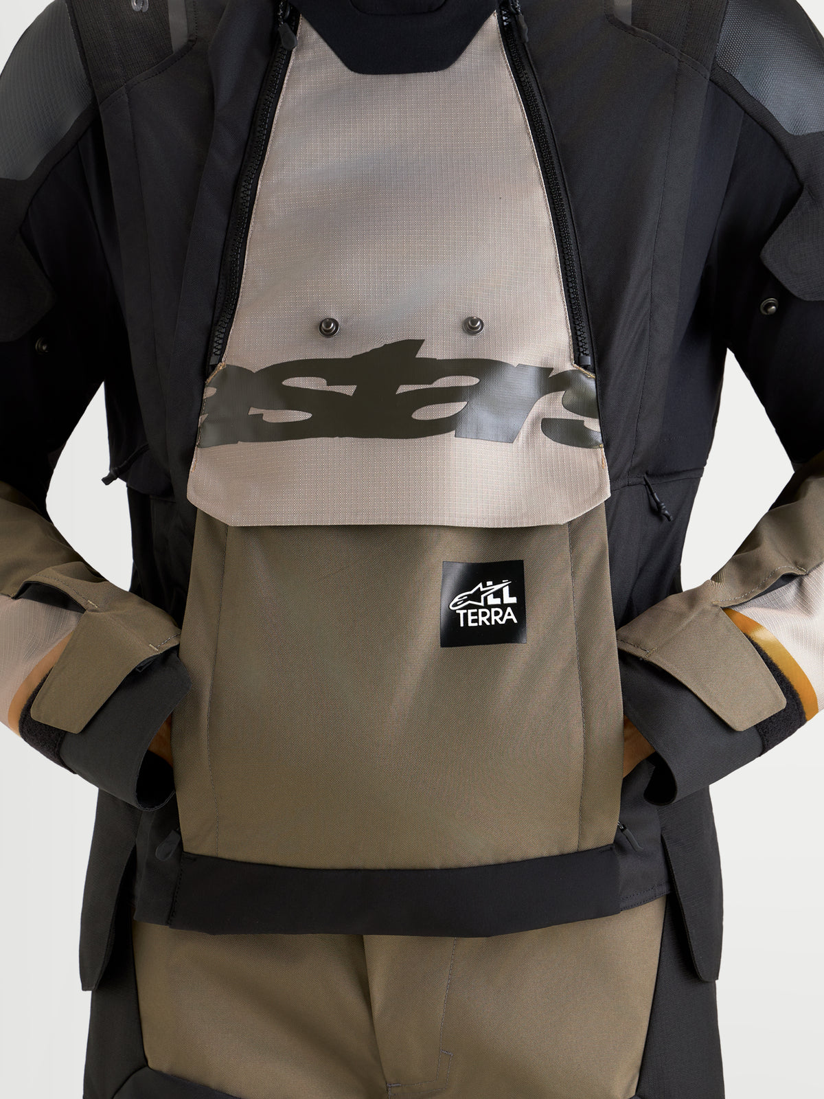 Alpinestars Harok V2 Drystar jas, heren adventure motorjas, aluminium, bruin en zwart, met grote waterdichte kangoeroezak en borstdetails