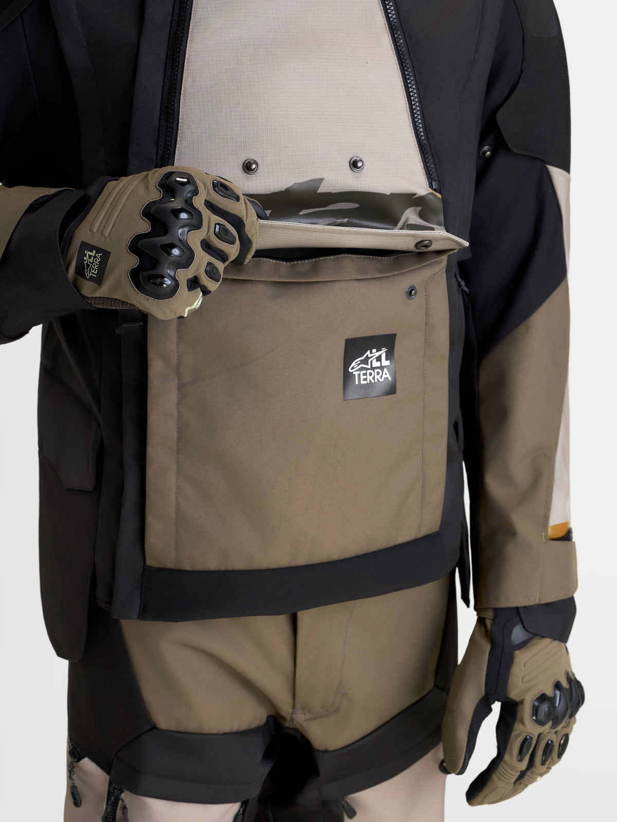 Alpinestars Harok V2 Drystar motorjas, adventure motorjas voor heren, aluminium, walnootkleurig en zwart, met waterdichte kangoeroezak met Alpinestars All Terra branding en beschermende motorhandschoenen