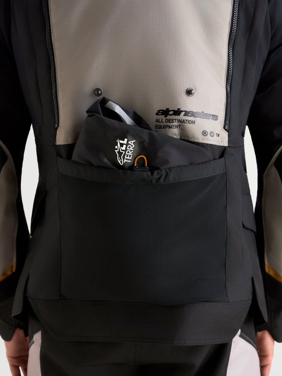Alpinestars Harok V2 Drystar jas, heren avontuurlijke motorjas, detailopname van rugzak en ventilatie, aluminium, bruin en zwart, met Alpinestars All Destination Equipment-branding
