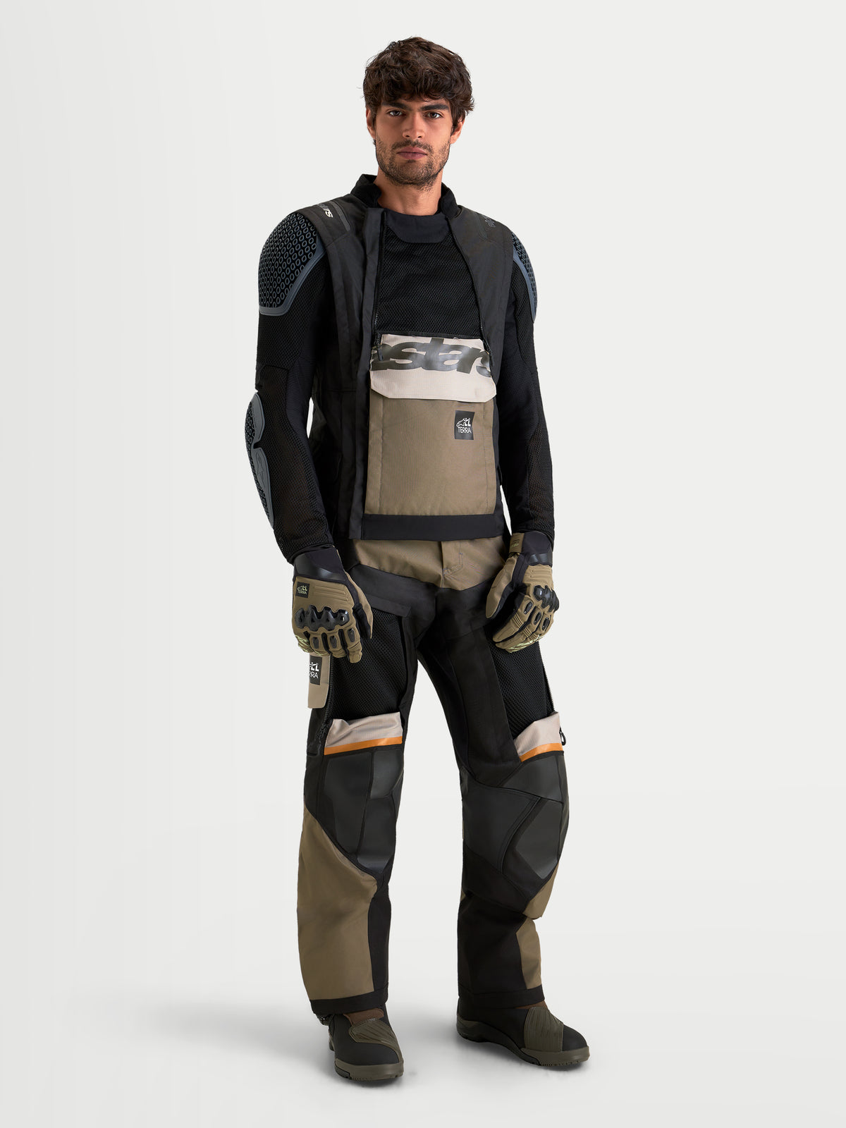 Alpinestars Harok V2 Drystar jas, heren-avonturenmotorjas in aluminium, walnut en zwart, voorzien van een modulair geventileerd chassis en waterdichte constructie, gedragen door een mannelijk model