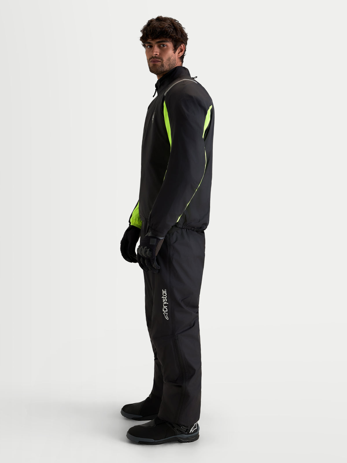 Alpinestars Harok V2 Drystar jas, heren avontuurlijke motorjas in zwart en aluminiumwalnoot met waterdichte Drystar bescherming en opvallende accenten, gedragen door een model