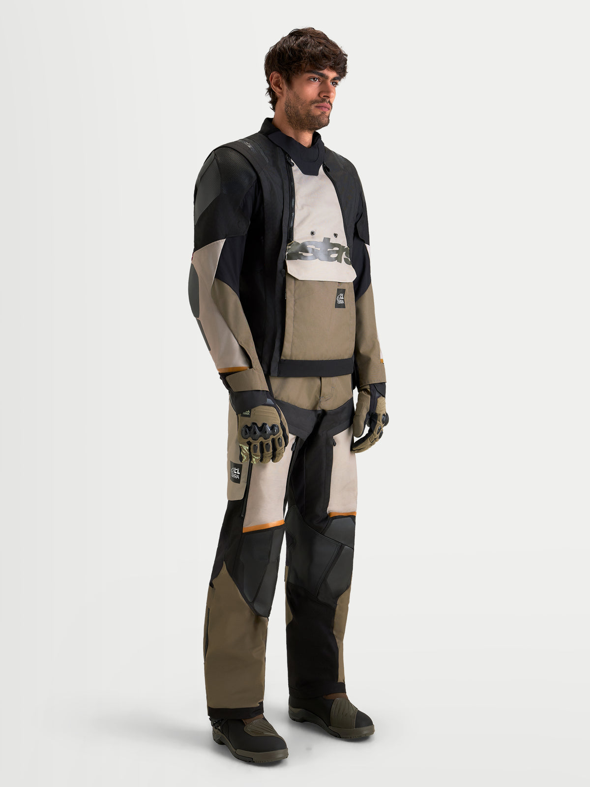 Alpinestars Harok V 2 Drystar jas, heren avontuur motorjas, aluminium, bruin en zwart, met CE-niveau 2 bescherming en waterdichte Drystar constructie, gedragen door een mannelijk model