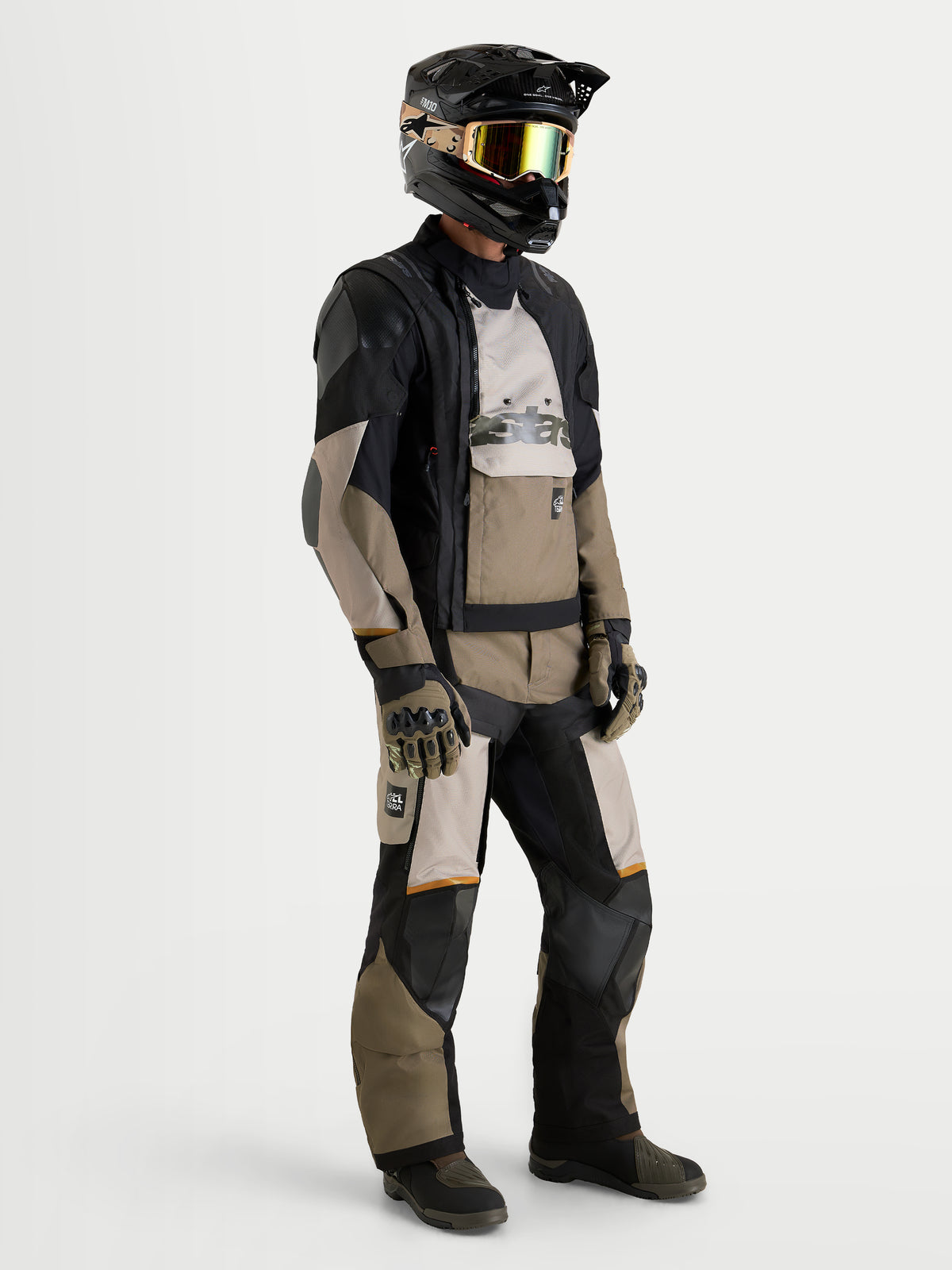 Alpinestars Harok V2 Drystar jas, adventure motorjas, aluminium, walnut en zwart, gedragen door een rijder met bijpassende helm en broek