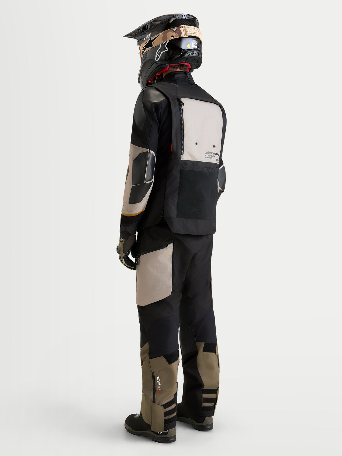 Alpinestars Harok V2 Drystar jas, heren adventure-motorjas, aluminium, walnut en zwart, met opbergmogelijkheid op de rug en CE-gecertificeerde bescherming, achteraanzicht.