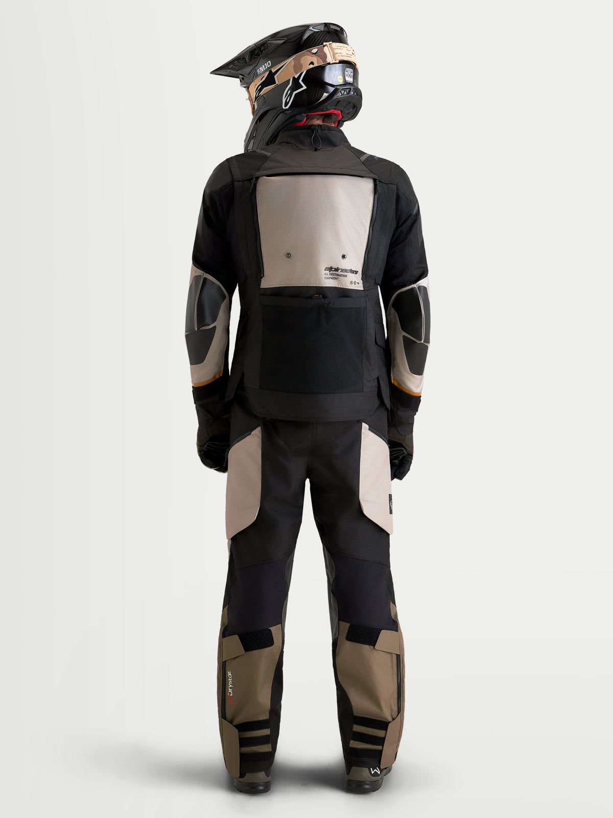 Alpinestars Harok V2 Drystar jas, heren avontuurmotorjas, aluminium, walnut en zwart, achteraanzicht van een rijder met de all-terrain jas en bijpassende uitrusting met helm