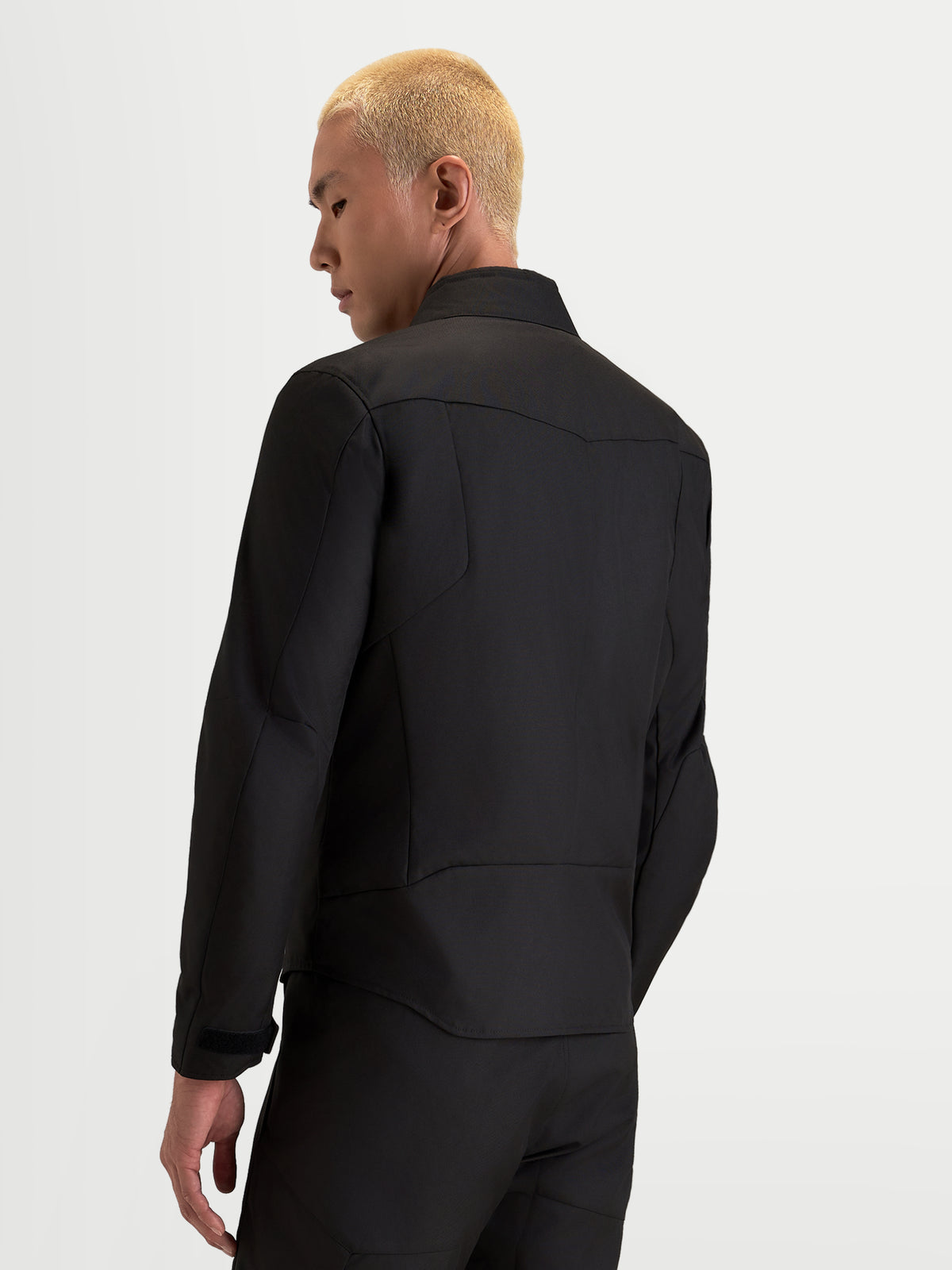 Alpinestars C-1 Waterproof Jas, heren urban contemporary motorjas van textiel in zwart, achteraanzicht met 3D-rugpatroon en kraag met zachte afwerking op model