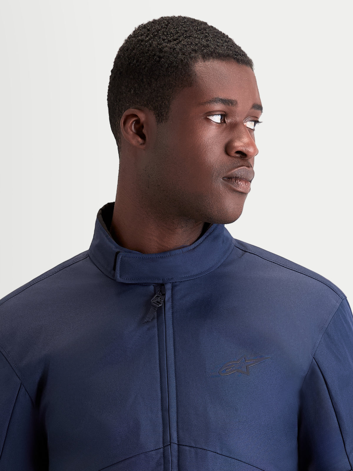 Alpinestars C-1 Waterproof Jas, heren urban motorjas in donkerblauw, close-up van de ergonomische kraag en waterdichte constructie gedragen door een model
