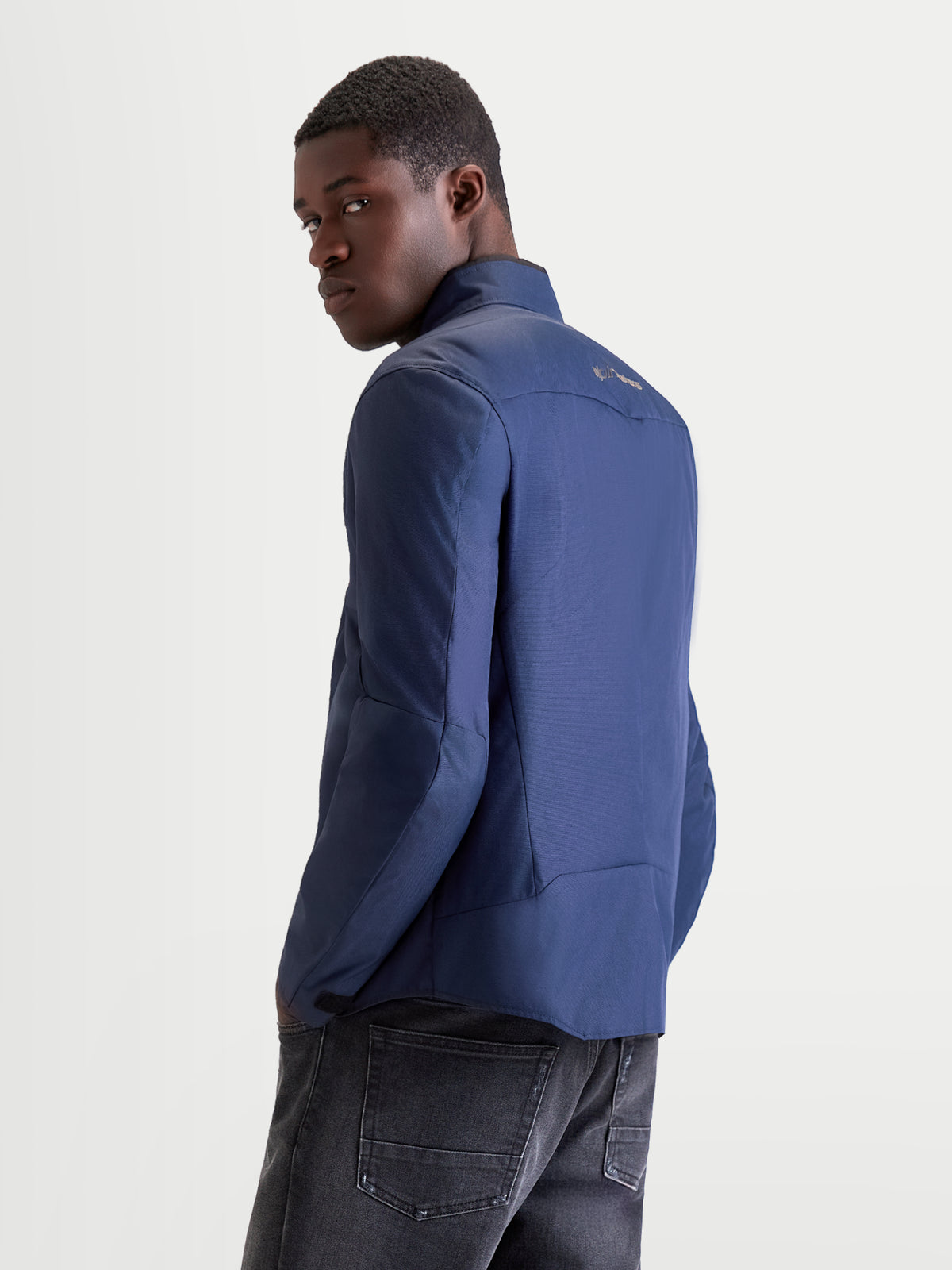 Alpinestars C-1 Waterproof Jas, heren urban contemporary motorjas van textiel in donkerblauw, achteraanzicht met 450D polyfabric constructie en ergonomisch 3D-rugpatroon gedragen door een model