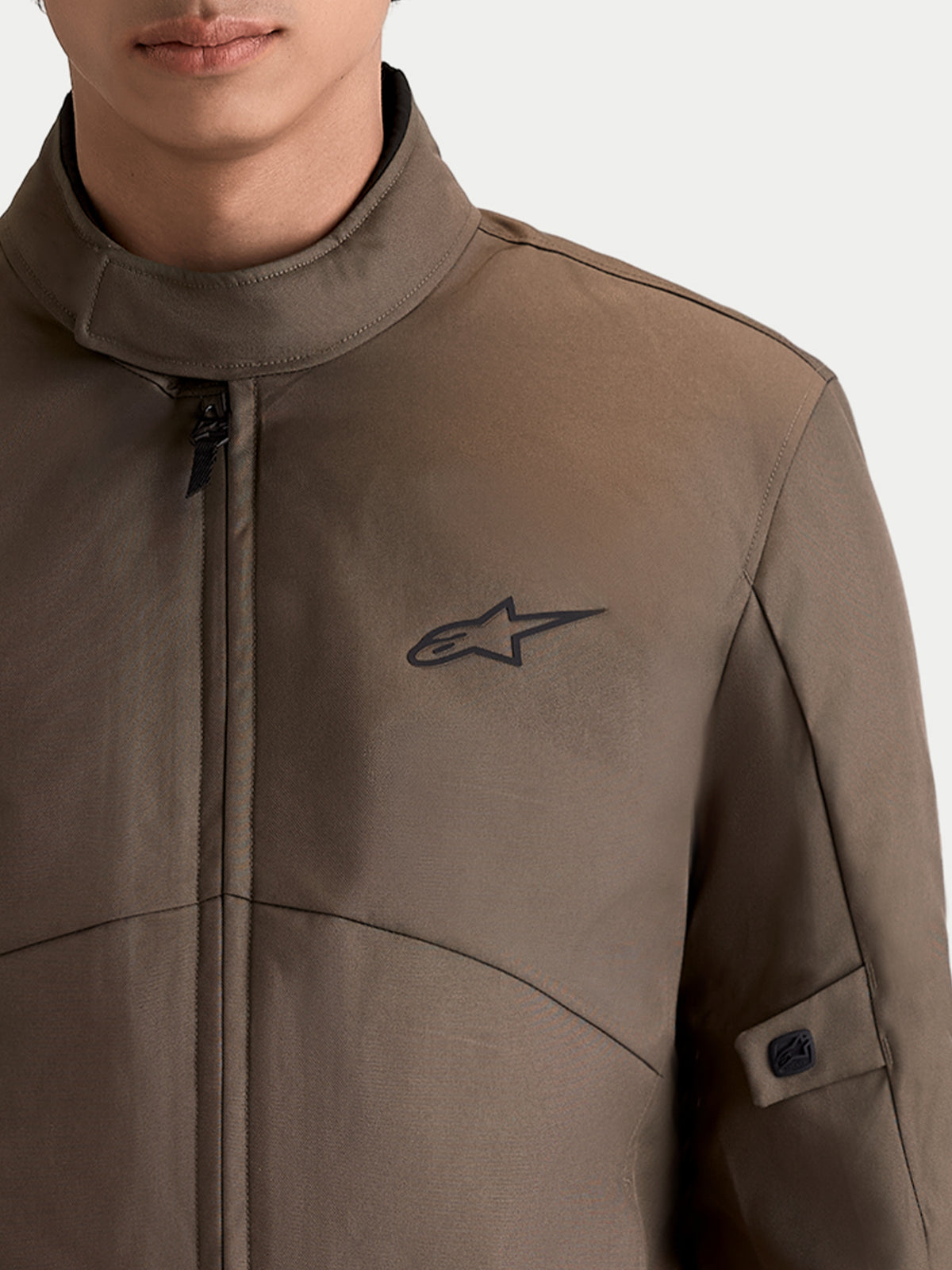Alpinestars C-1 Waterproof jas, urban motorjas voor heren in walnootbruin en zwart, detailweergave van de zachte kraag en het Astar-logomerk