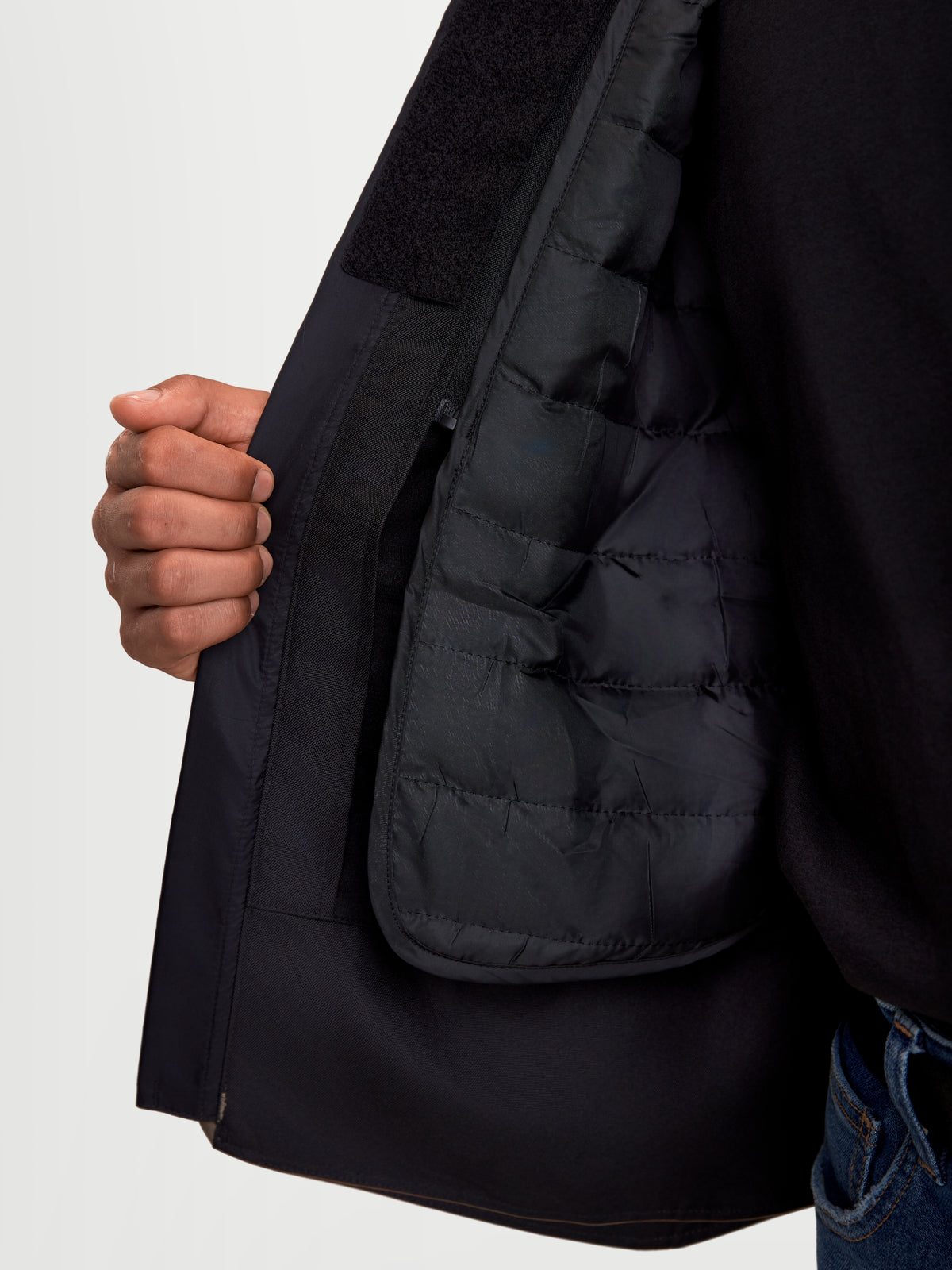 Alpinestars C-1 Waterproof Jas, urban heren-motorjas in walnootzwart, detailopname van de binnenste uitneembare thermovest en gewatteerde constructie