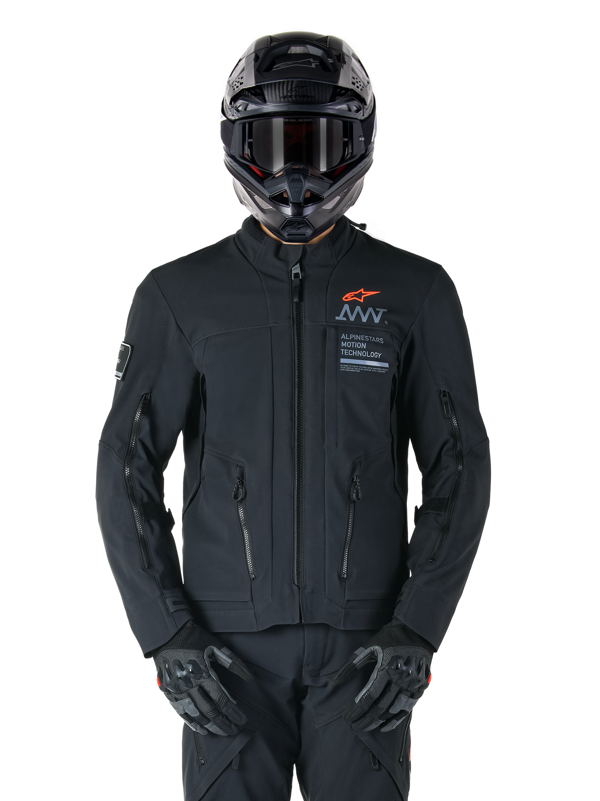 Alpinestars AMT-8 Stretch Drystar® XF Jas, zwarte motorjas, voorzien van een oranje Alpinestars-logo en grijze AMT-branding, hoge kraag met rits aan de voorzijde en ventilatieopeningen, gedragen met zwarte helm en handschoenen, beschermende adventure touring-uitrusting