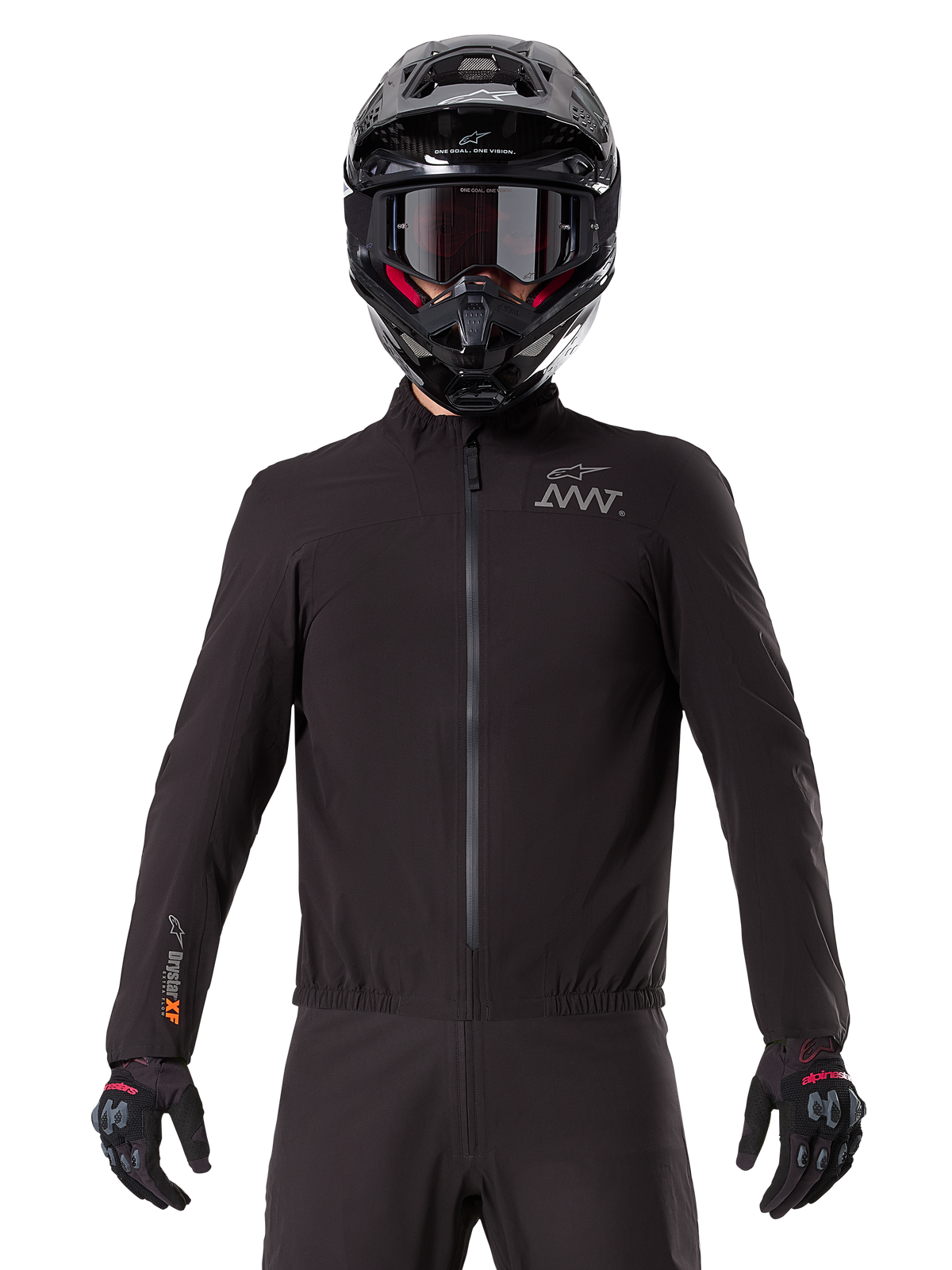 Alpinestars AMT-8 Stretch Drystar® XF liner, zwarte waterdichte motorvoering, voorzien van een ritssluiting aan de voorzijde en een elastische taille, AMT-logo op de borst en Drystar XF-branding op de mouw, gedragen met een zwarte helm en handschoenen.