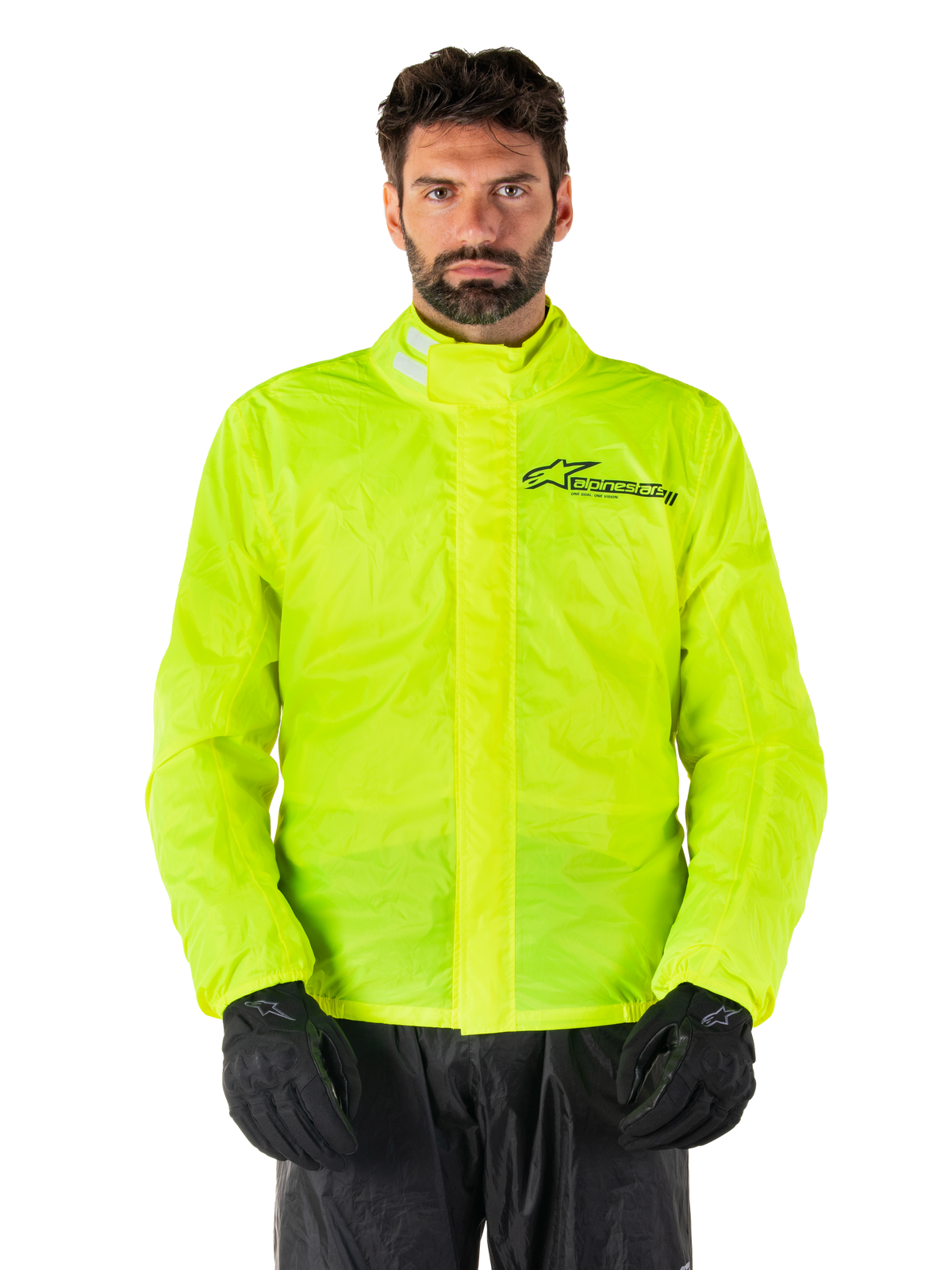 Alpinestars Hurricane Rain V2 Jacket, motorregenjas, neongeel, gedragen door een model met zwarte broek en handschoenen, hoge kraag met reflecterende tabs, stormflap aan de voorzijde met Alpinestars-logo, waterdichte kleding met hoge zichtbaarheid