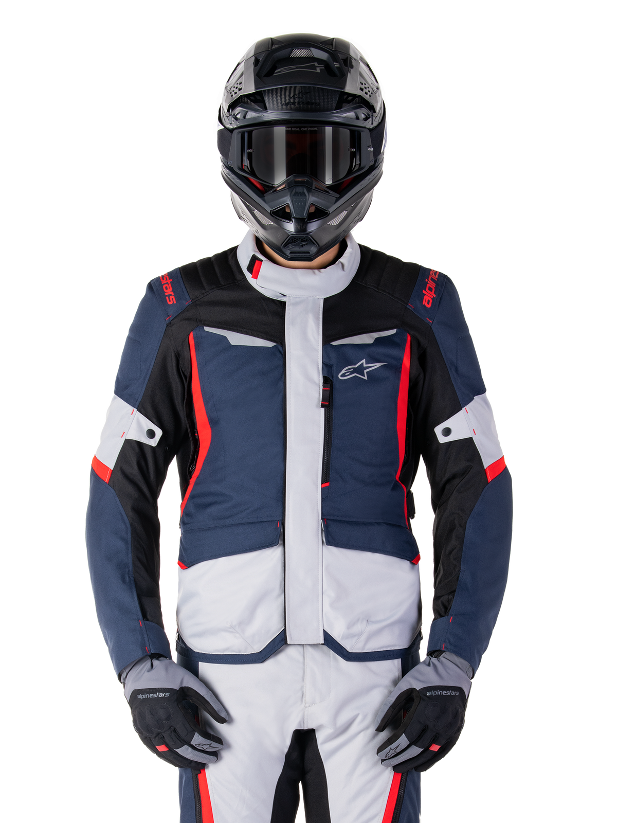 Alpinestars ST-1 Waterproof Jacket, adventure touring jas, donkerblauw, zwart en felrood, gedragen met een zwarte adventure helm en grijze handschoenen, voorzien van lichtgrijze panelen en rode accenten op de schouders en ritsen, strak ontwerp met Alpinestars-branding op de borst, duurzame waterdichte motorkleding