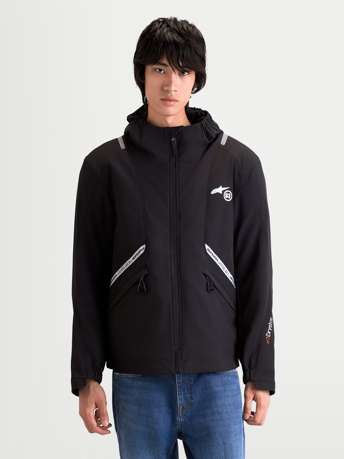 Alpinestars C 5 Drystar jas, heren urban motorjas in zwart, vooraanzicht op model met waterdichte softshell motorkleding, geïntegreerde capuchon en reflecterende details