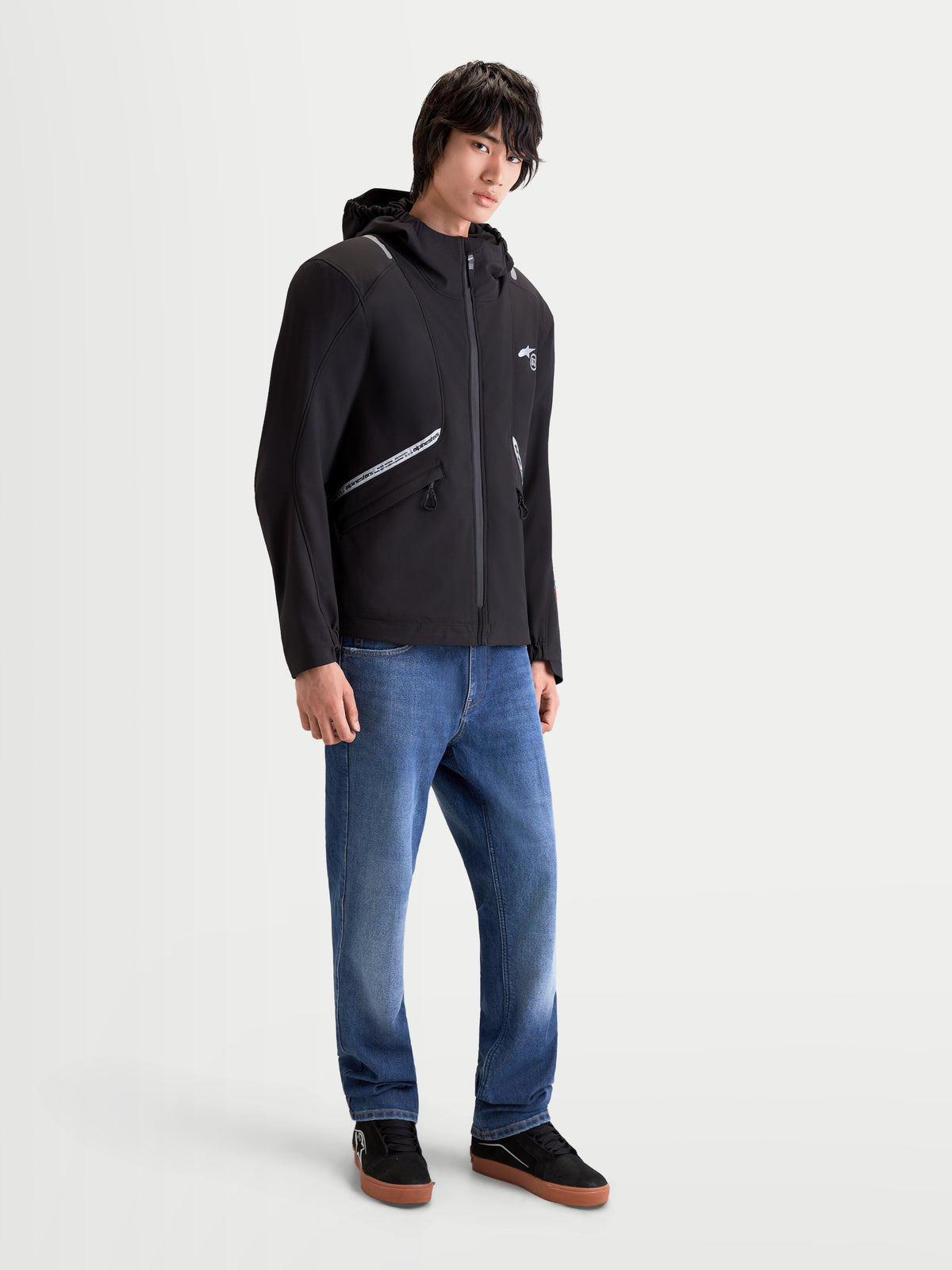 Alpinestars C 5 Drystar Jas, heren motorjas voor stedelijk gebruik, zwart, gedragen door een model, voorzien van waterdichte softshell constructie, geïntegreerde capuchon en reflecterende details