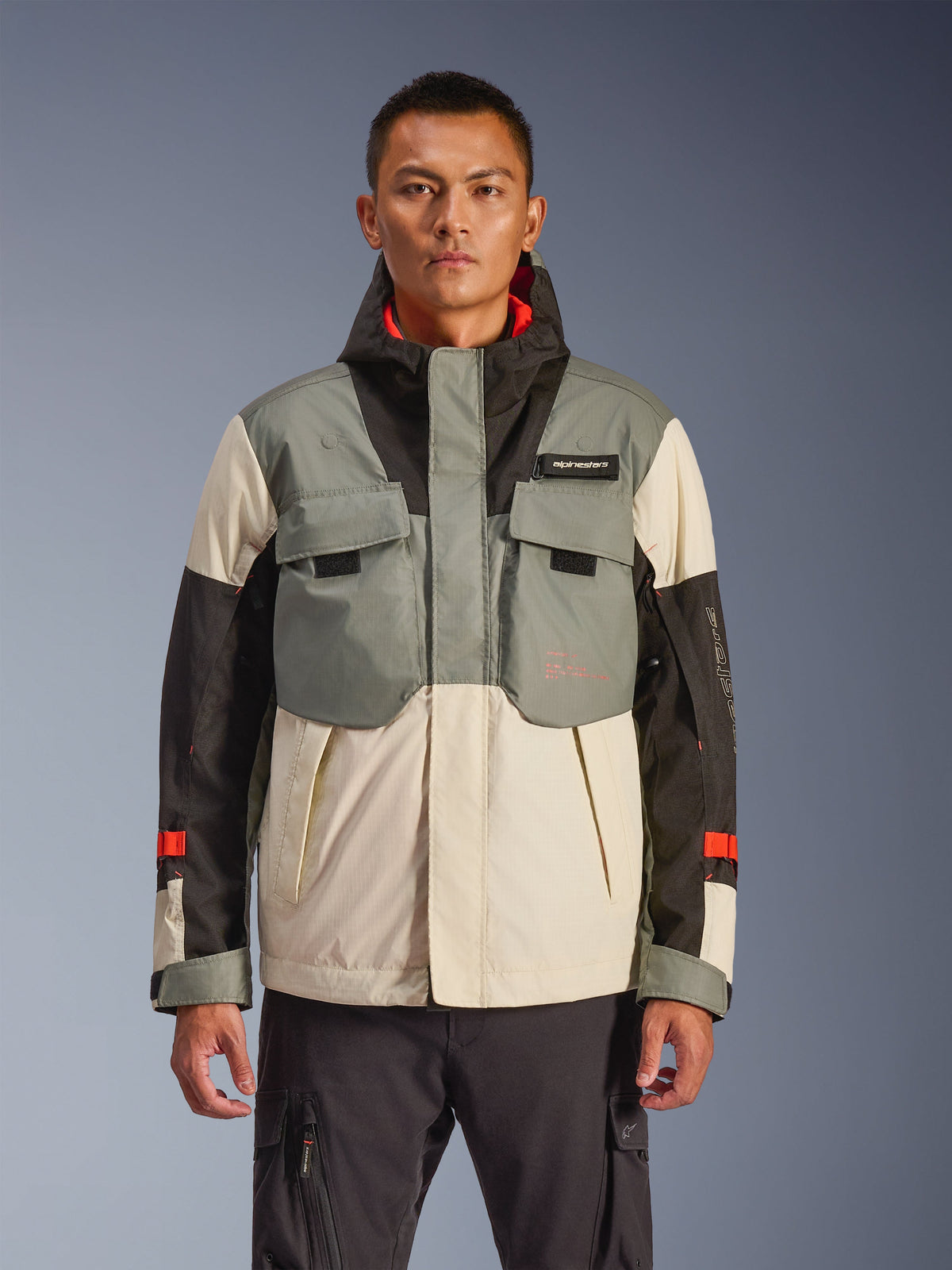 Alpinestars Mospher Waterproof Jacket, motorjas voor heren, grijs, zwart en crème kleurblokken, tactisch geïnspireerd ontwerp met borstzakken, hoge kraag met capuchonsysteem, rode accenten op de mouwen, urban commuter motorkleding