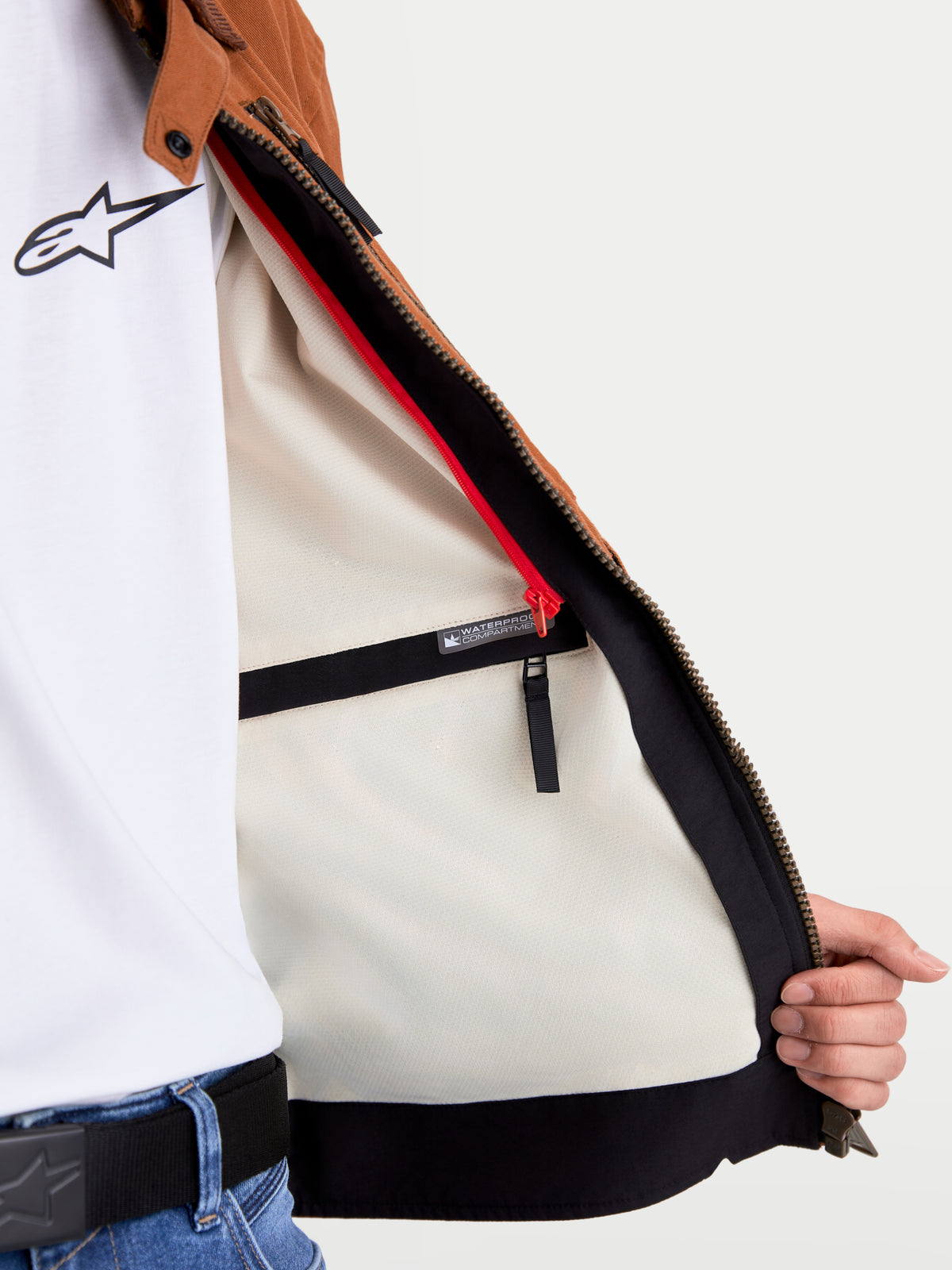 Alpinestars Mustang WP jas, urban motorjas in donkerroest en zwart, binnenaanzicht met waterdicht binnenvak, stormflap en polyester voering