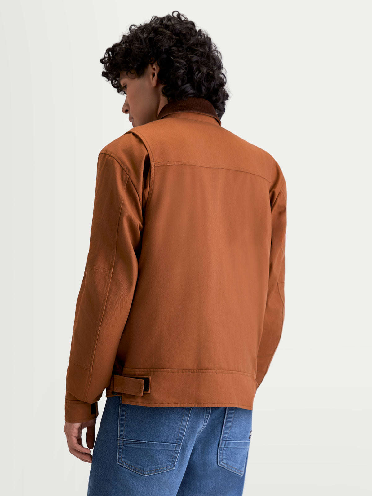 Alpinestars Mustang WP jas, urban contemporary motorjas voor heren in donkerroestbruin en donkerbruin, achteraanzicht op model met stretch twill constructie en schouderinzetstuk