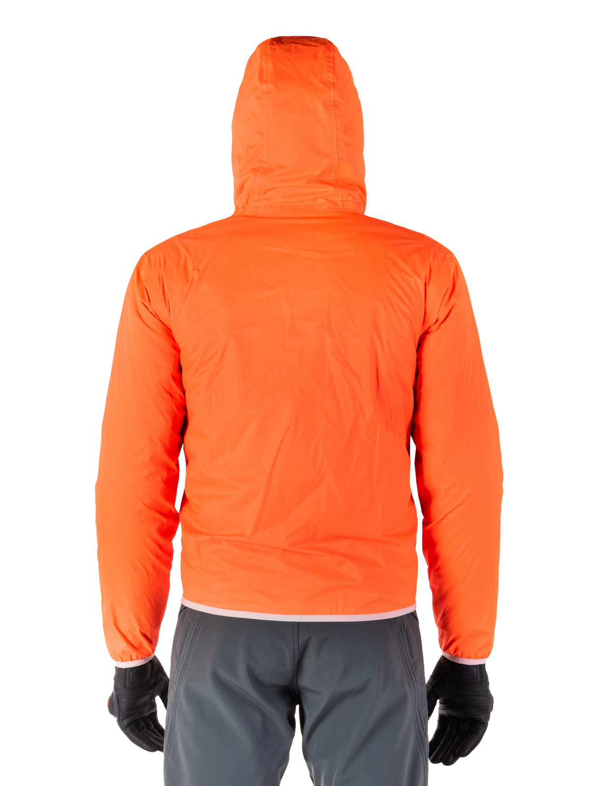 Alpinestars Mohobbs Waterproof Jacket, feloranje fluo opvouwbare regenhoes, achteraanzicht van lichtgewicht jas met capuchon, gedragen met donkergrijze motorbroek en zwarte handschoenen