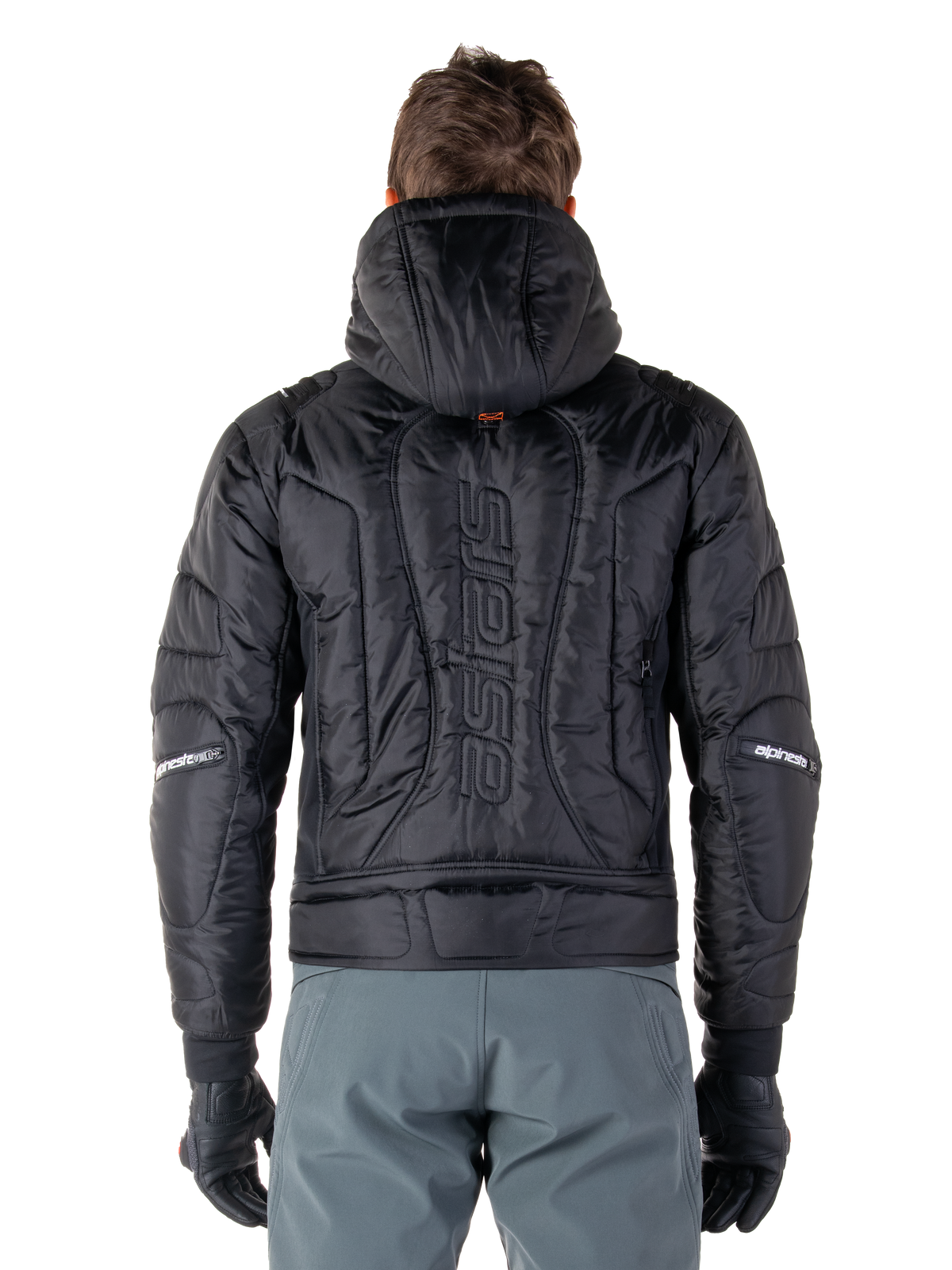 Alpinestars Mohobbs Waterproof jas, zwart, achteraanzicht met gewatteerde gevoerde constructie, verticaal 'astars' woordmerk op de rug, capuchon omhoog, eigentijdse moto streetwear stijl