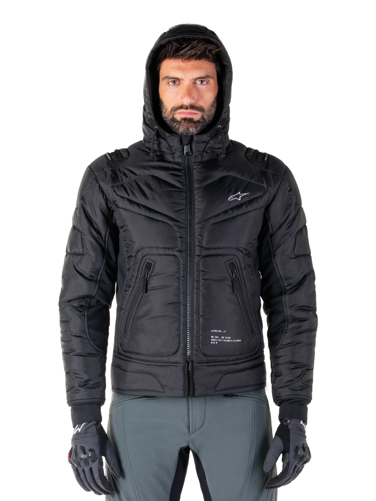 Alpinestars Mohobbs Waterproof Jacket, zwart gewatteerd motorbomberjack, ontwerp met capuchon en wit sterlogo op de borst, ritssluiting aan de voorzijde, urban streetwear-stijl voor motorrijders