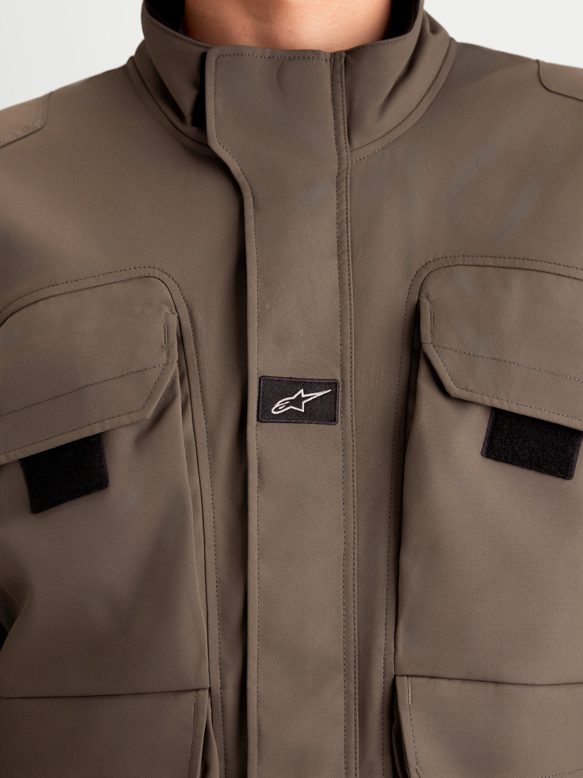 Alpinestars Altan Drystar jas, heren urban contemporary motorjas in walnootbruin, detailopname van de polyfabric constructie, dubbele cargozakken en geïntegreerde warme kraag